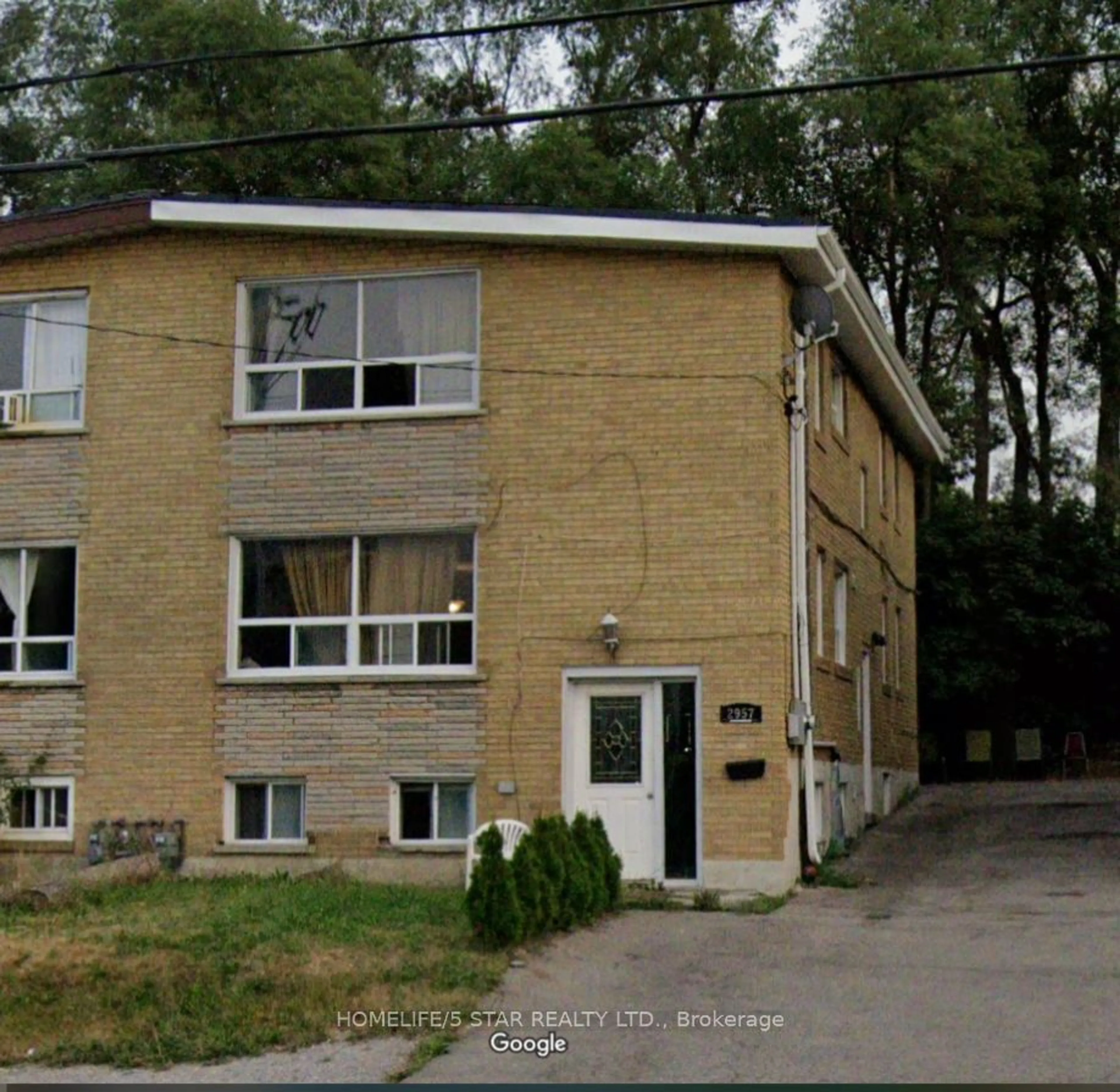 Outside view for 2957 Lawrence Ave, Toronto Ontario M1P 2V6