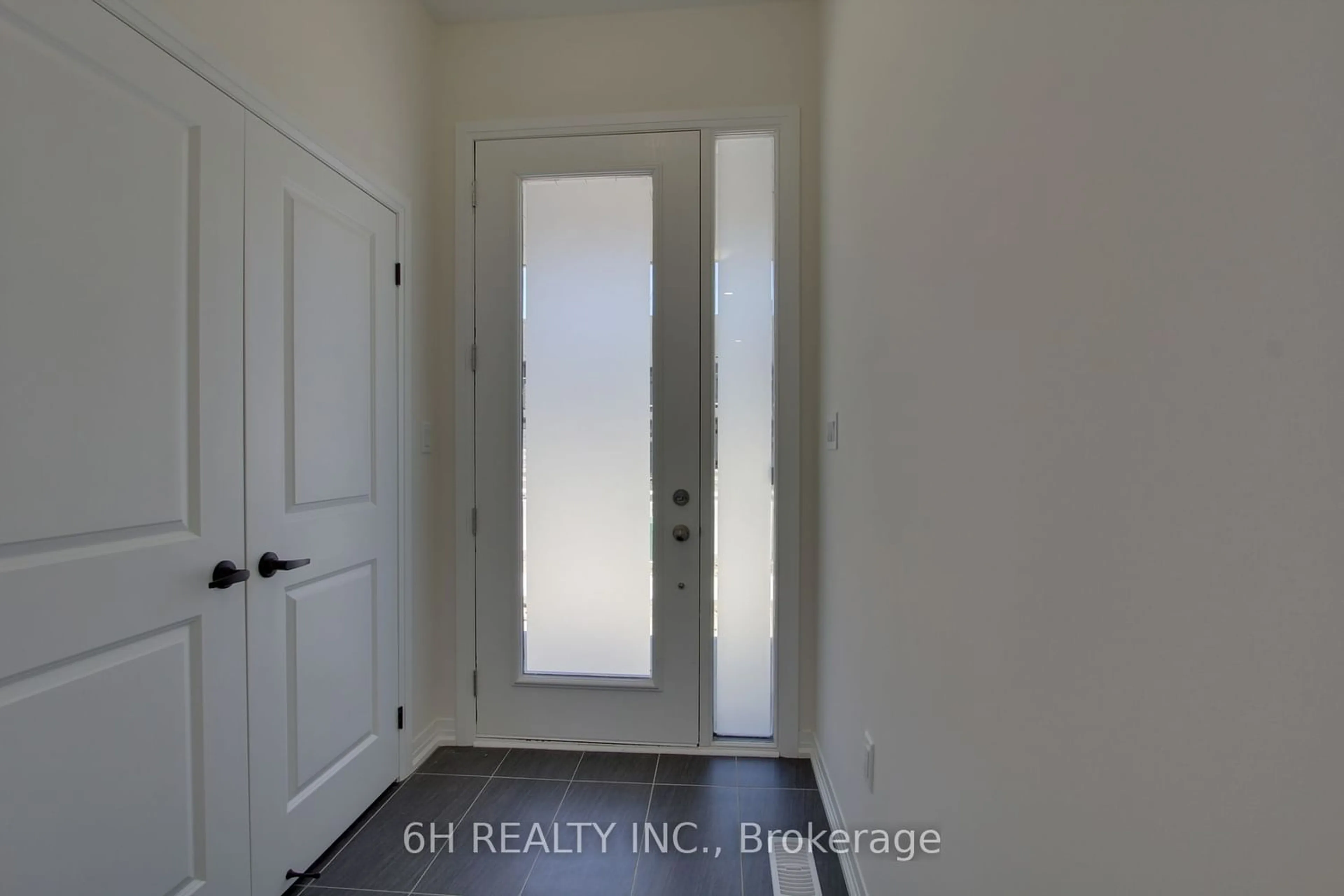 Indoor entryway for 2612 Hibiscus Dr, Pickering Ontario L1X 0L8