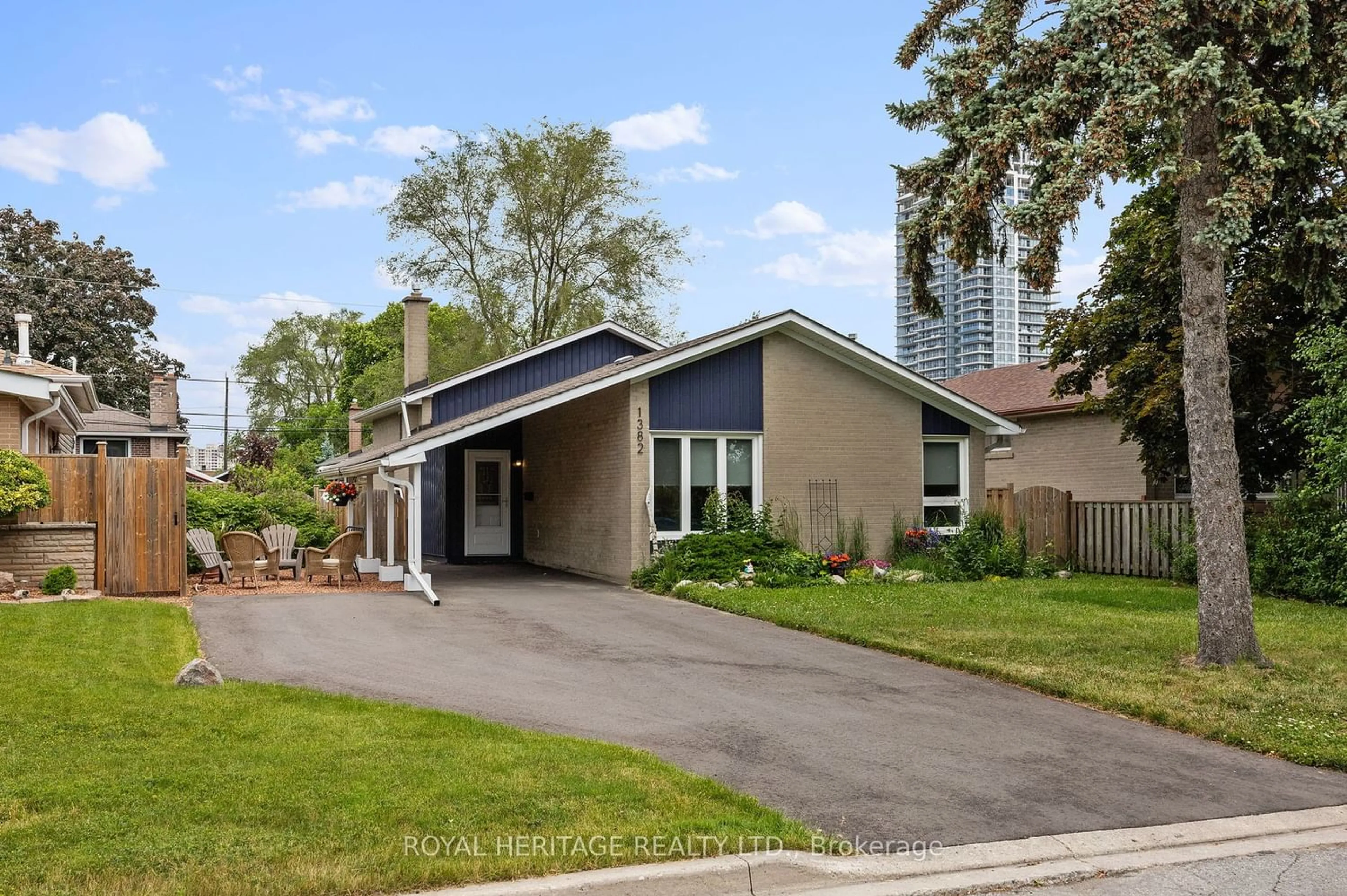 Frontside or backside of a home for 1382 Tatra Dr, Pickering Ontario L1W 1K6