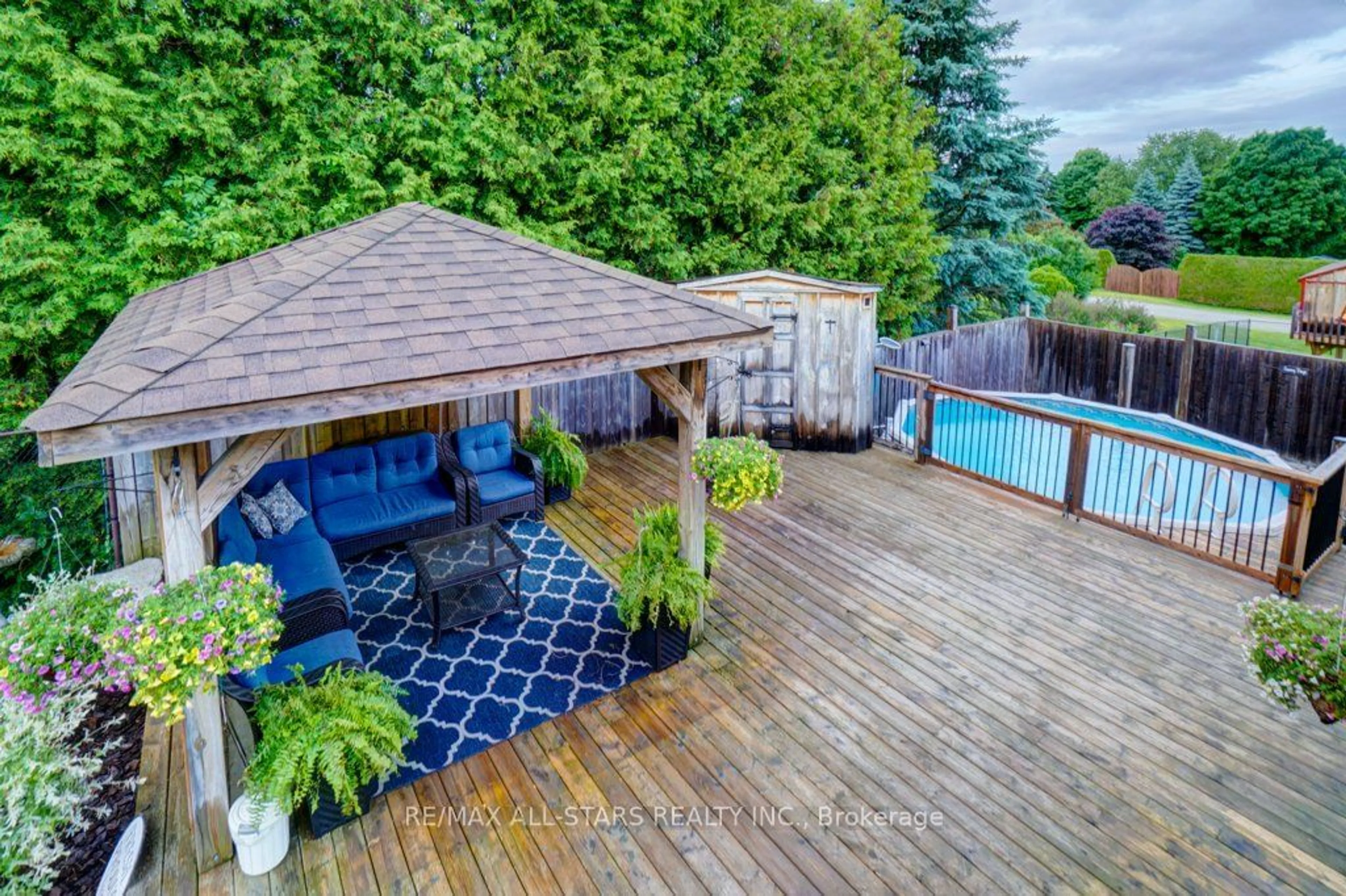 Indoor or outdoor pool for 42 Ianson Dr, Scugog Ontario L0C 1B0