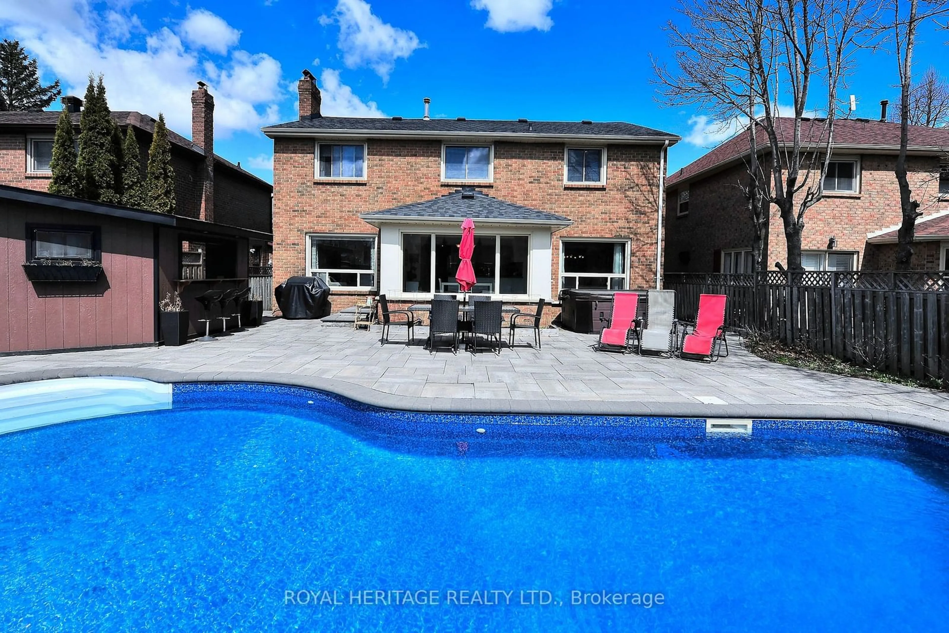 Indoor or outdoor pool for 617 Weyburn Sq, Pickering Ontario L1V 3V3
