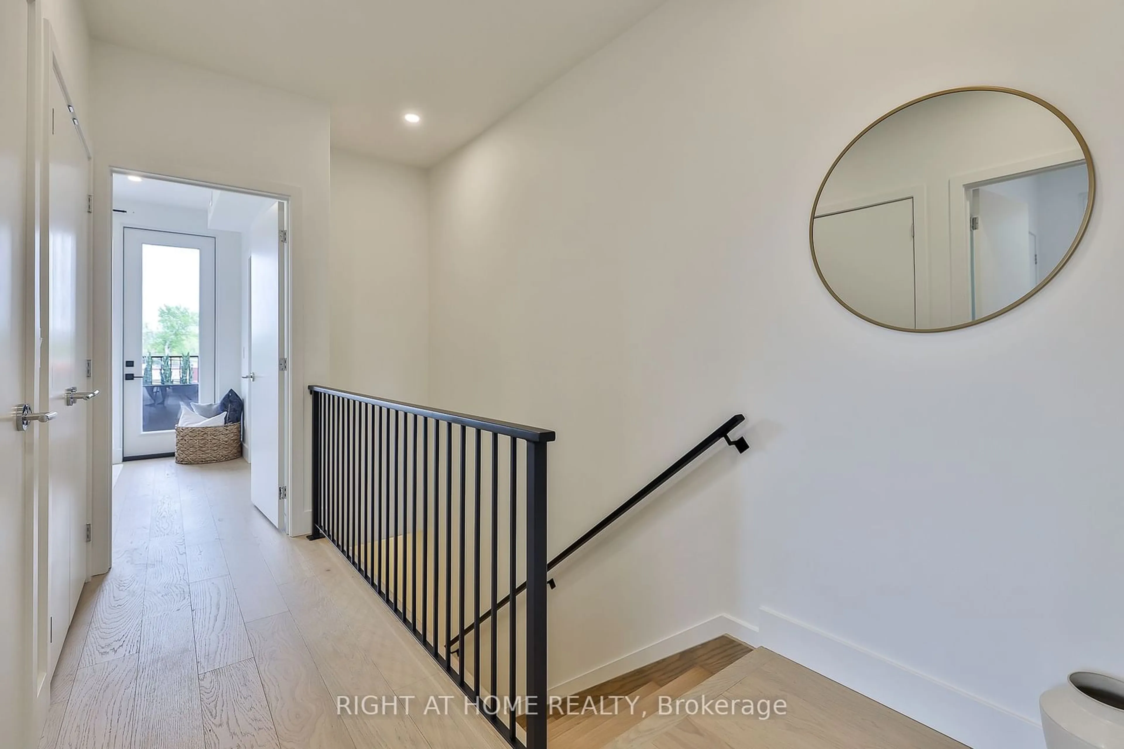 Indoor entryway for 2343 Gerrard St #Centre, Toronto Ontario M4E 2E6