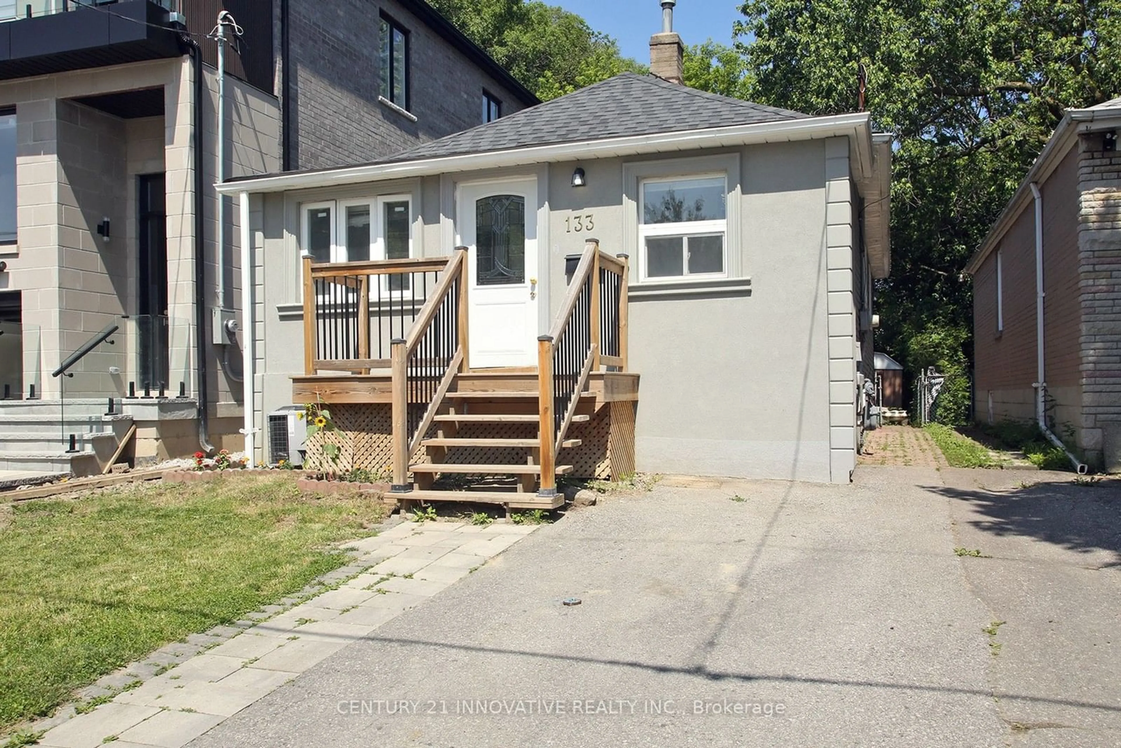 Frontside or backside of a home for 133 Preston St, Toronto Ontario M1N 3N4