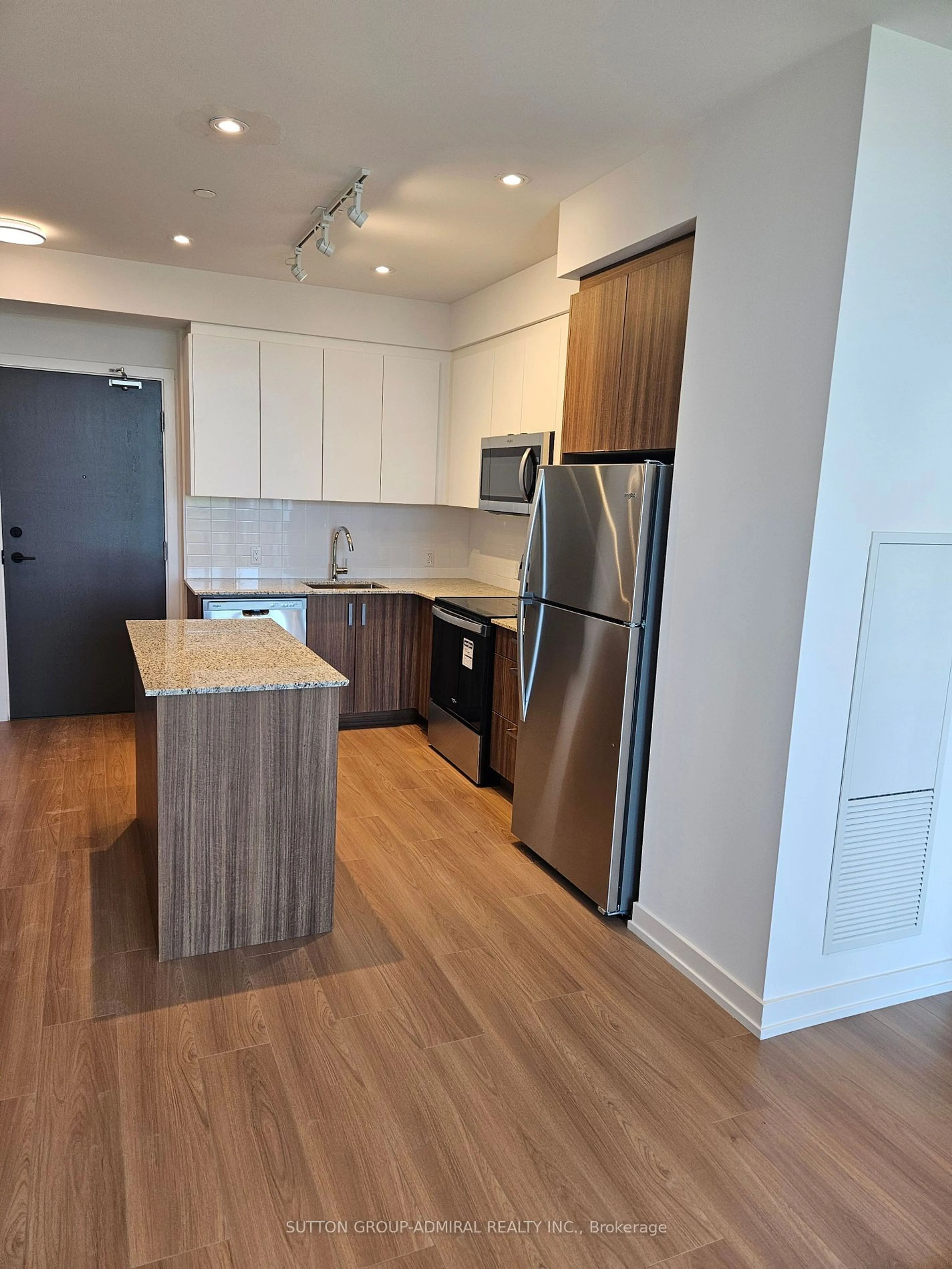 Standard kitchen for 1010 Dundas St #514, Whitby Ontario L1N 0L6