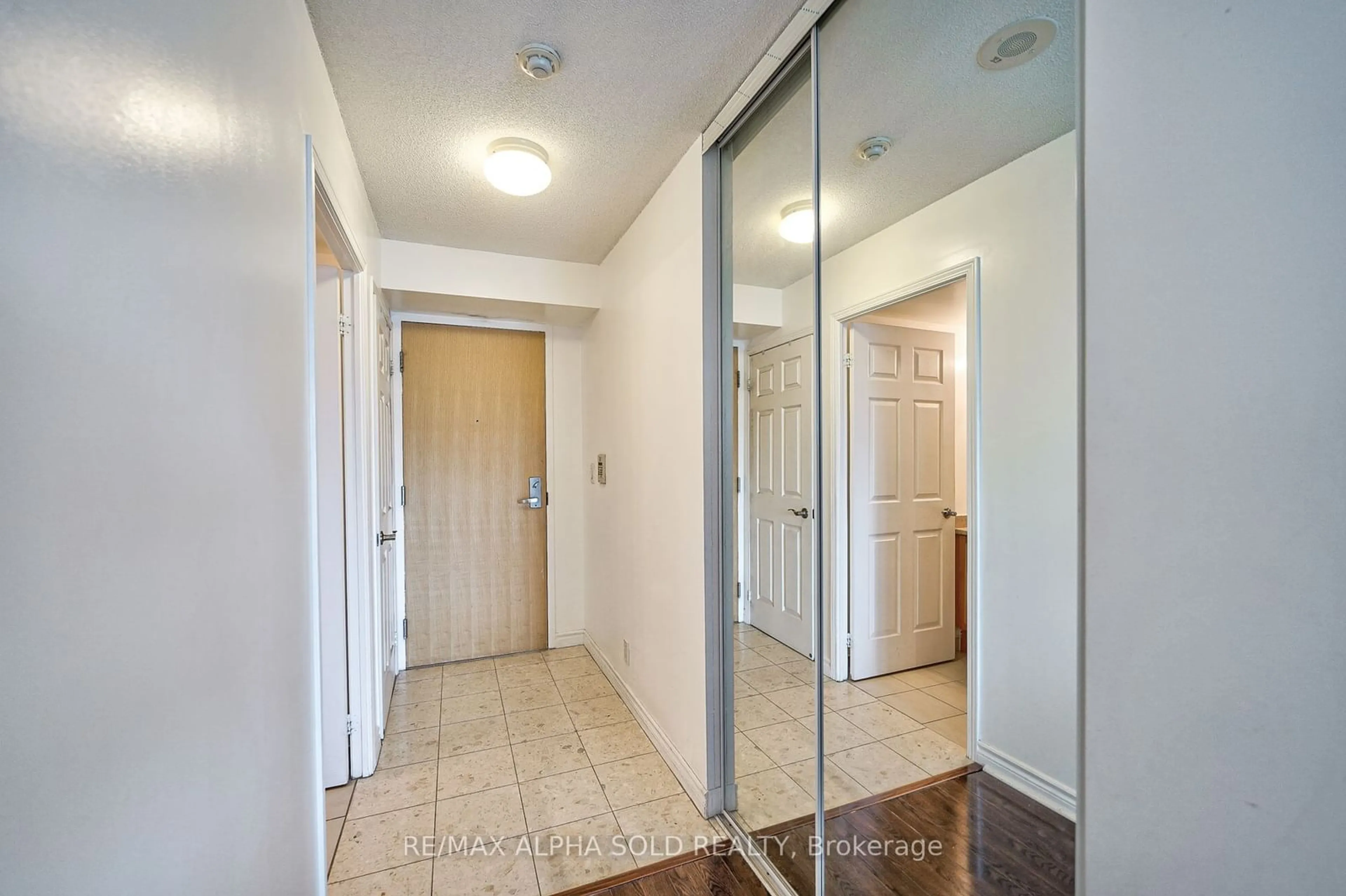 Indoor entryway for 68 Grangeway Ave #711, Toronto Ontario M1H 0A1