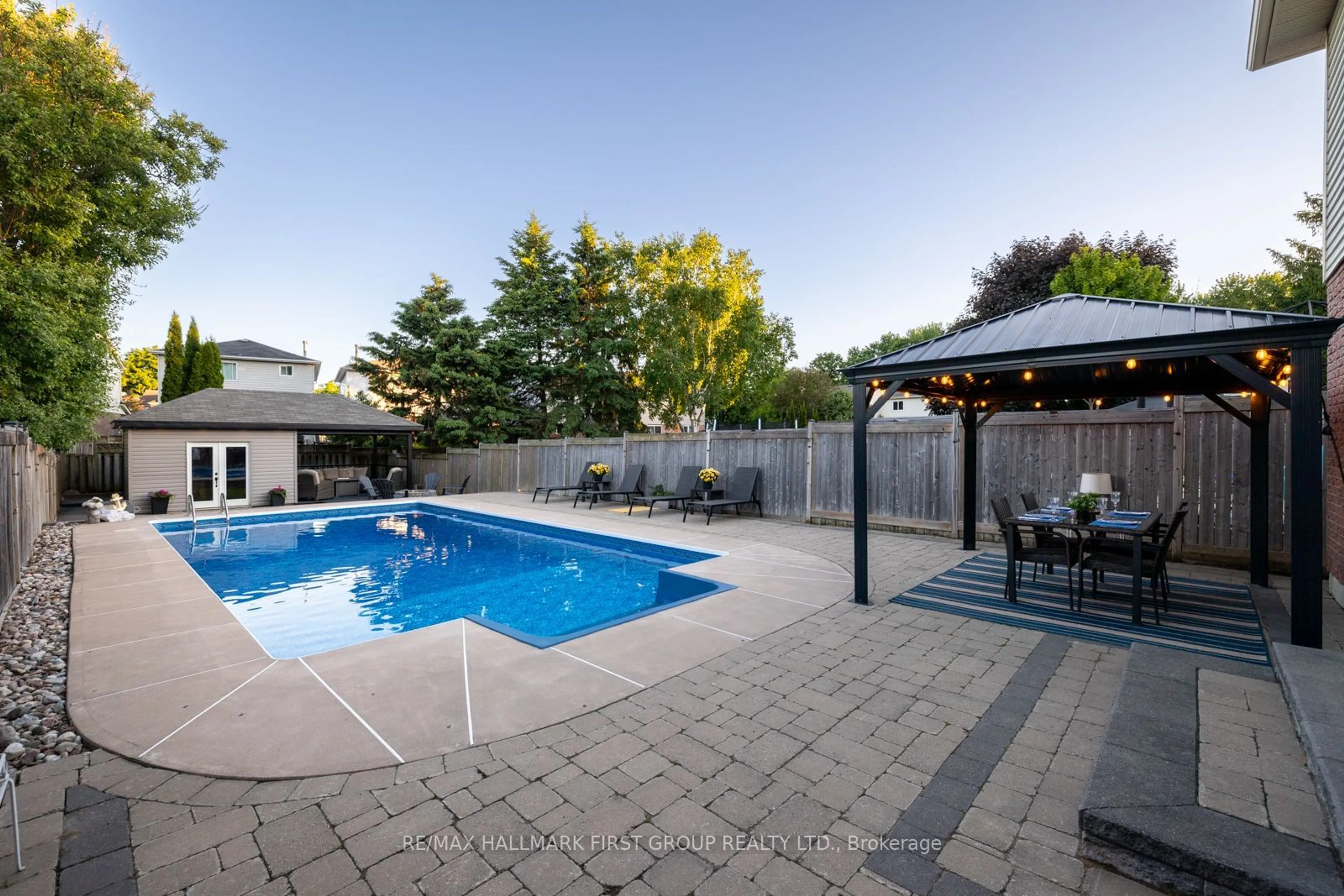 Indoor or outdoor pool for 148 Sandringham Dr, Clarington Ontario L1E 2G6
