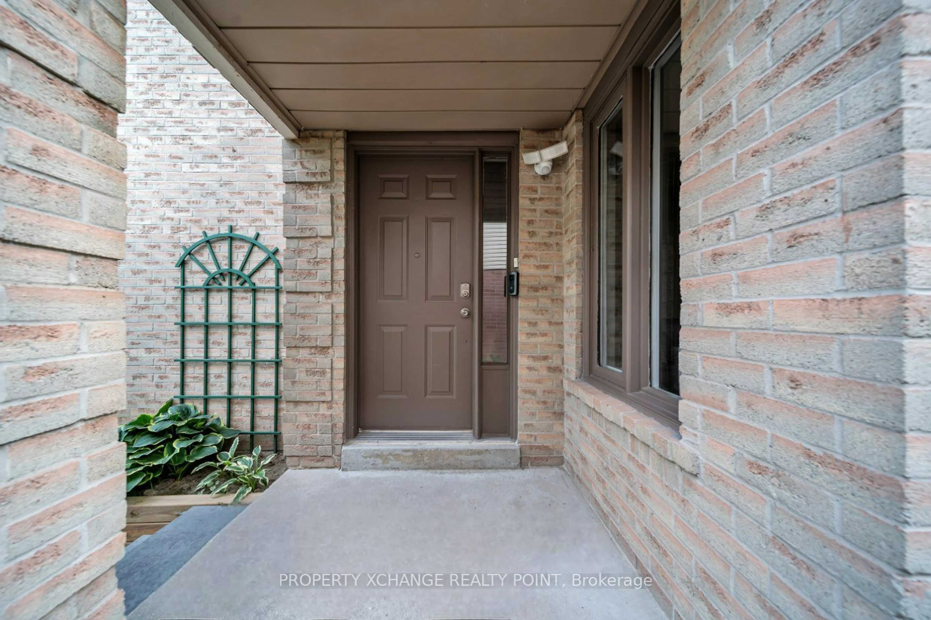 Indoor entryway for 40 Pinebrook Cres, Whitby Ontario L1R 2J7