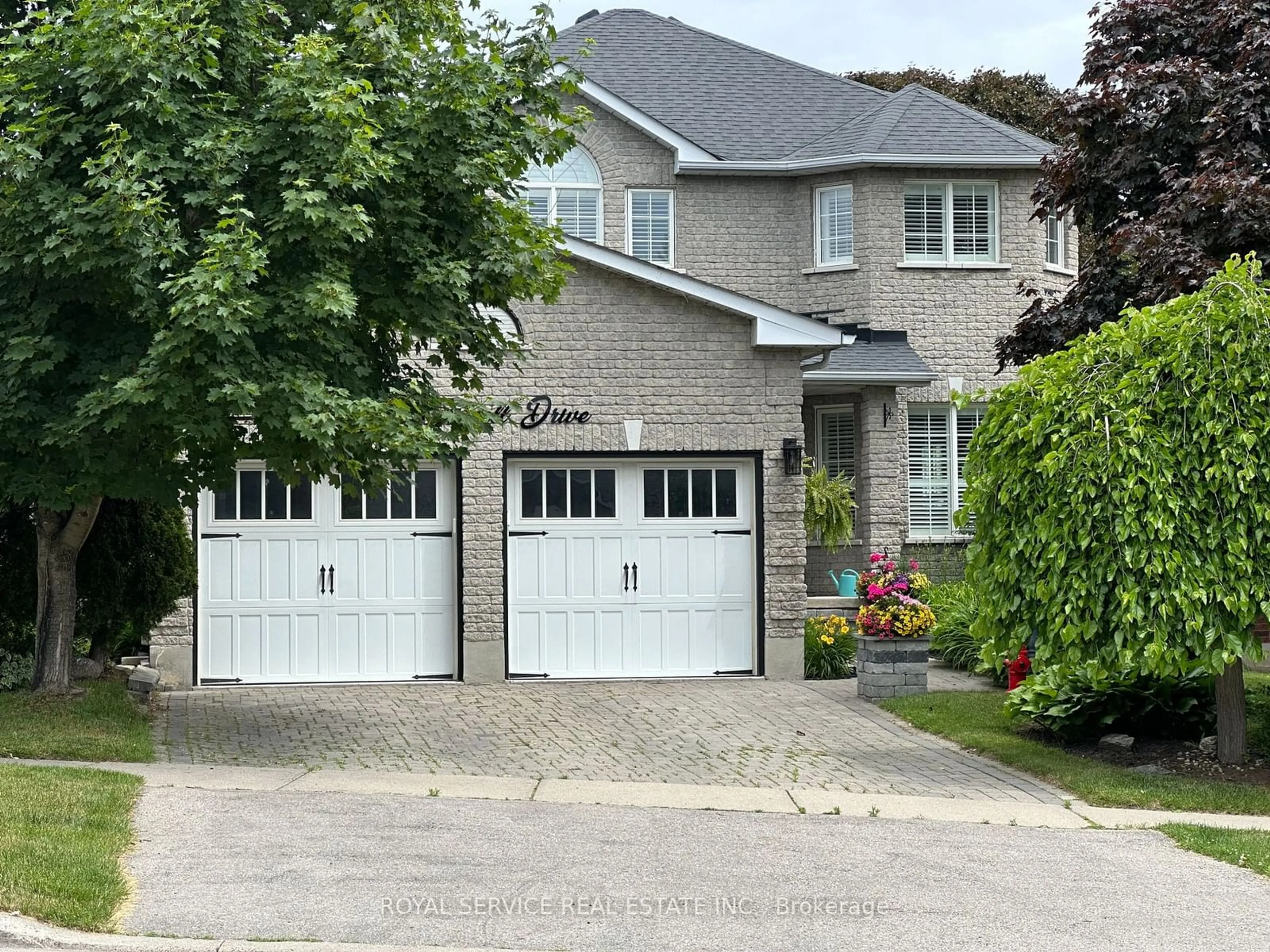 Frontside or backside of a home for 10 Boswell Dr, Clarington Ontario L1C 5B4