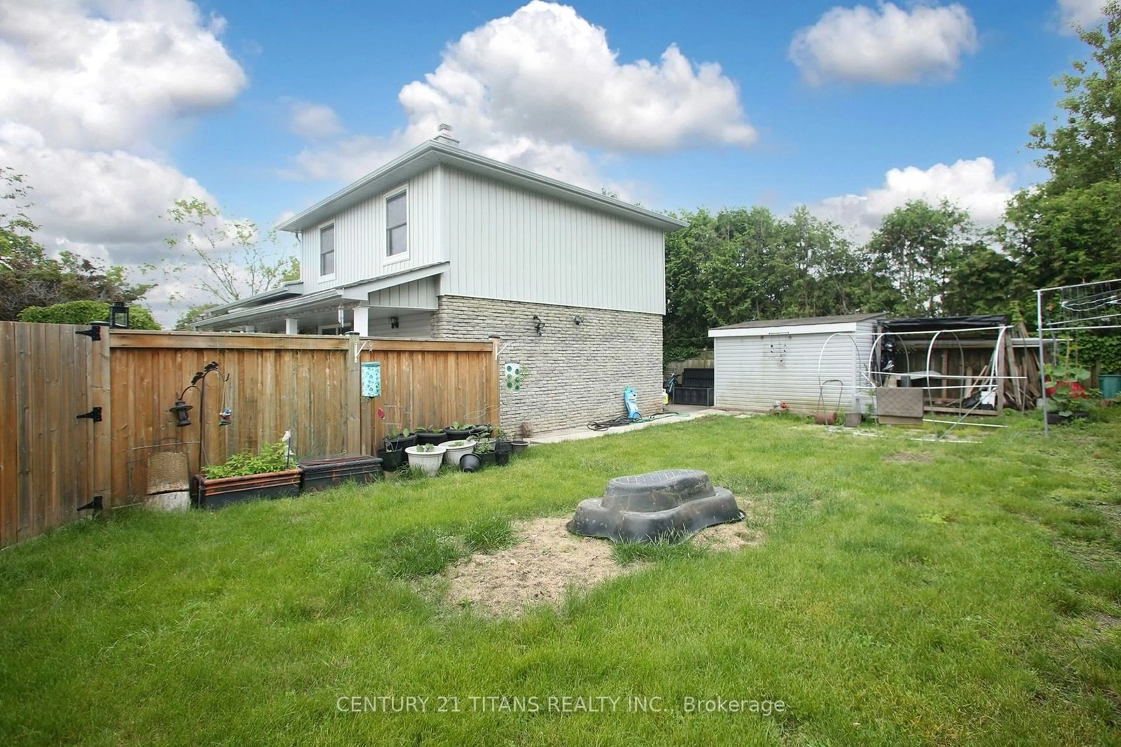 Fenced yard for 88 Hobbs Dr, Clarington Ontario L1C 3M1