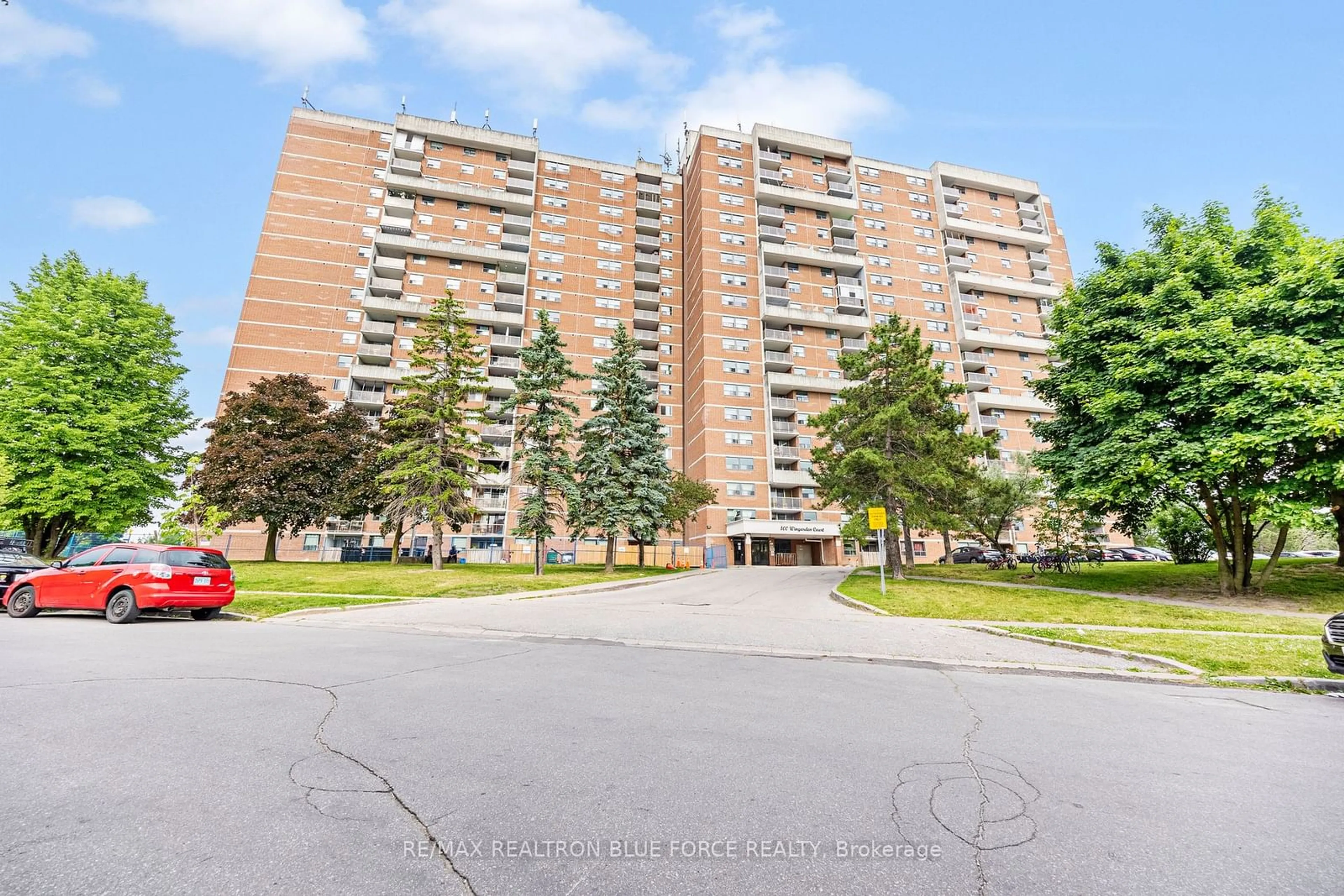 A pic from exterior of the house or condo for 100 Wingarden Crt #1015, Toronto Ontario M1B 2P4