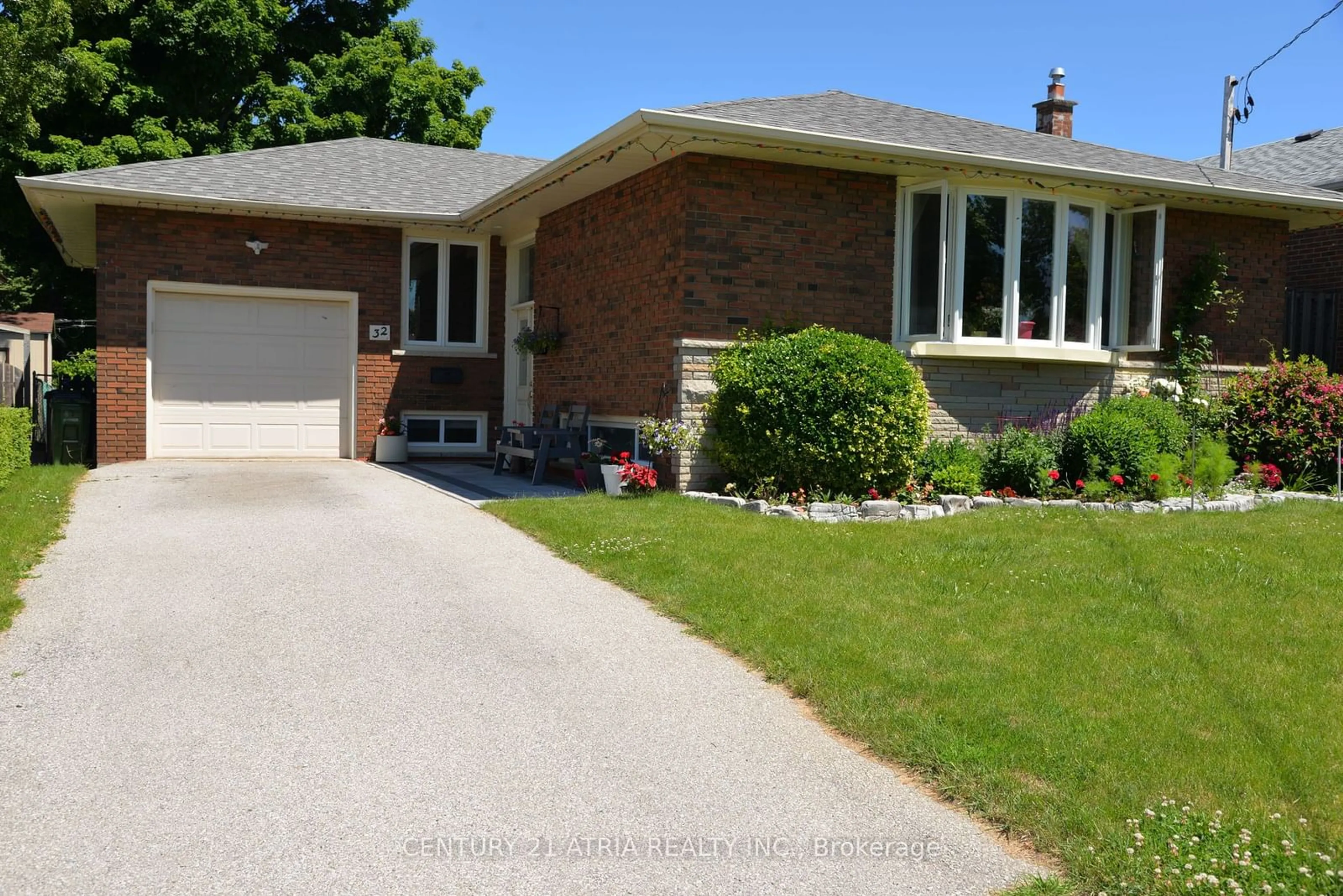 Frontside or backside of a home for 32 Hoshlega Dr, Toronto Ontario M1G 2X5