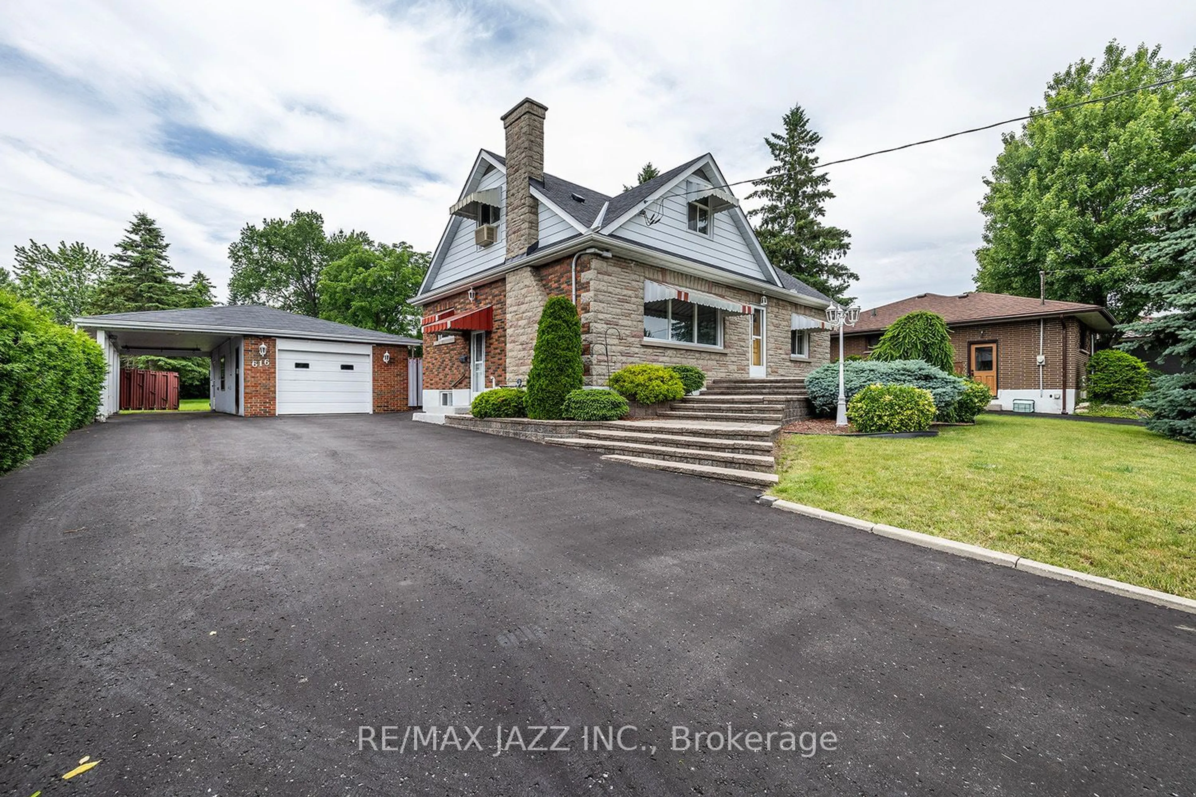 Frontside or backside of a home for 616 Park Rd, Oshawa Ontario L1J 4M8