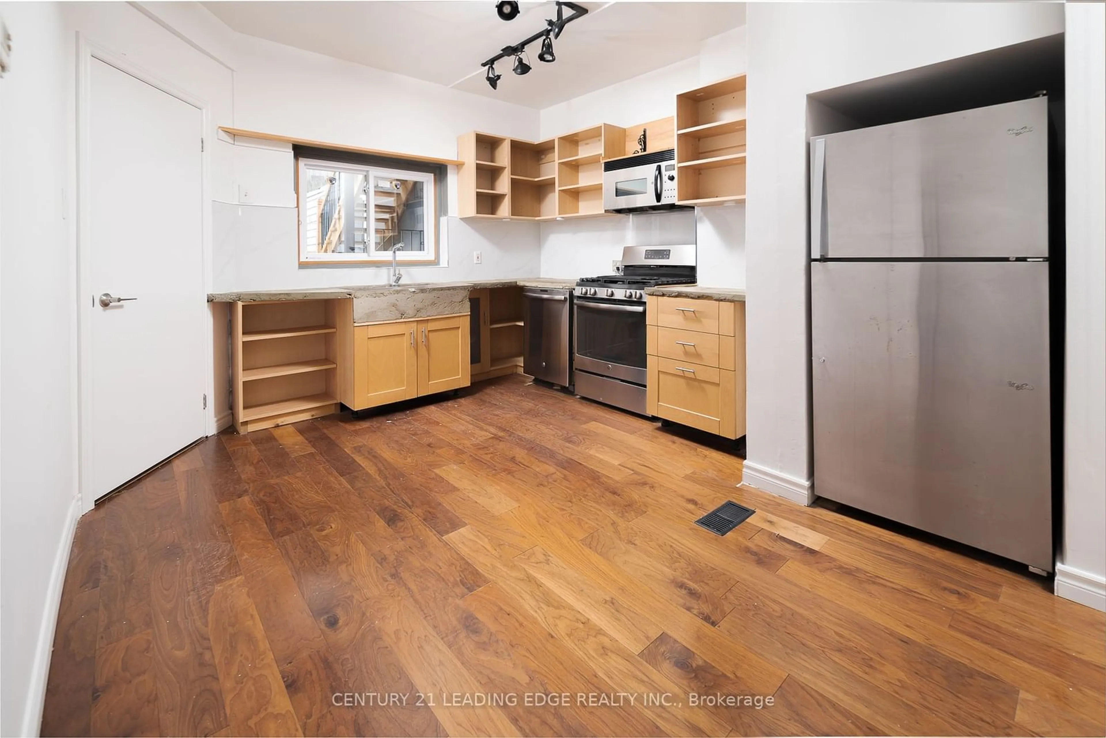 Standard kitchen for 1555 Kingston Rd, Toronto Ontario M1N 1R9