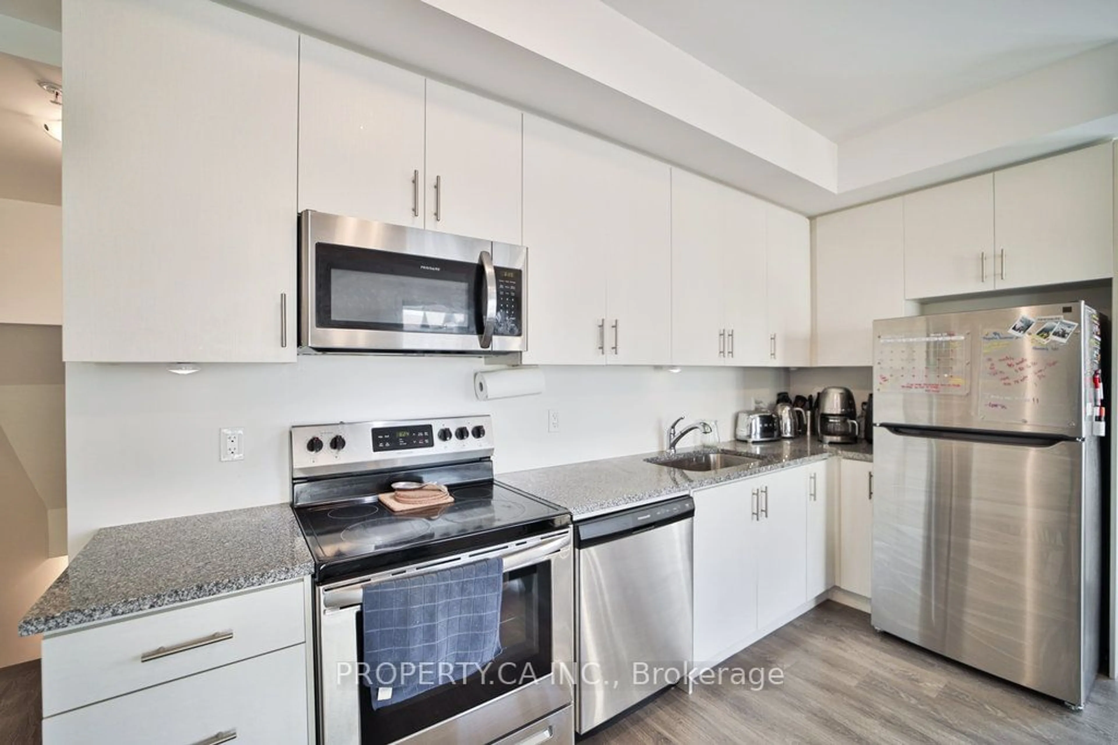 Standard kitchen for 2635 William Jackson Dr #102, Pickering Ontario L1X 0L2