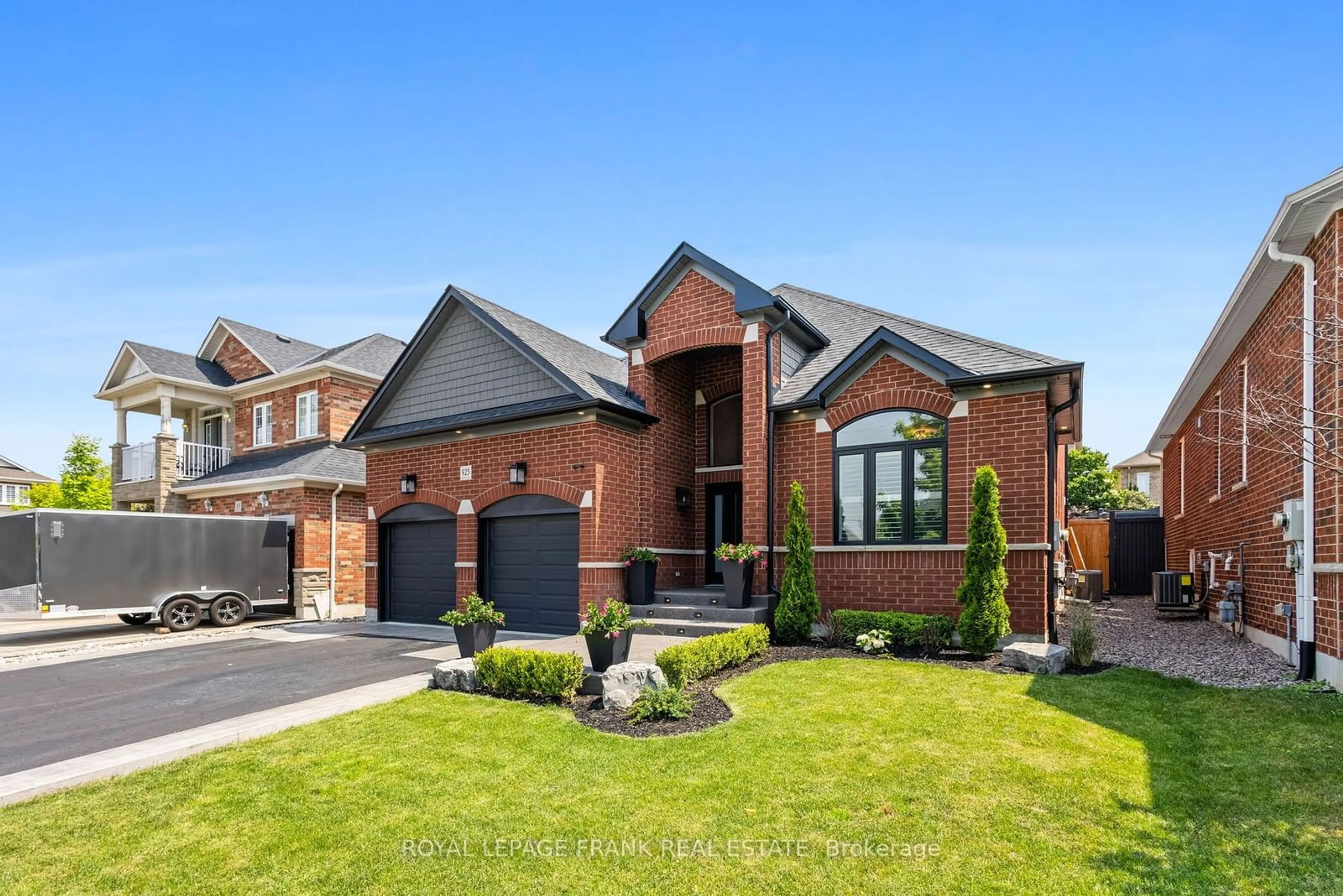 Home with brick exterior material for 925 Eagle Ridge Dr, Oshawa Ontario L1K 2Z9