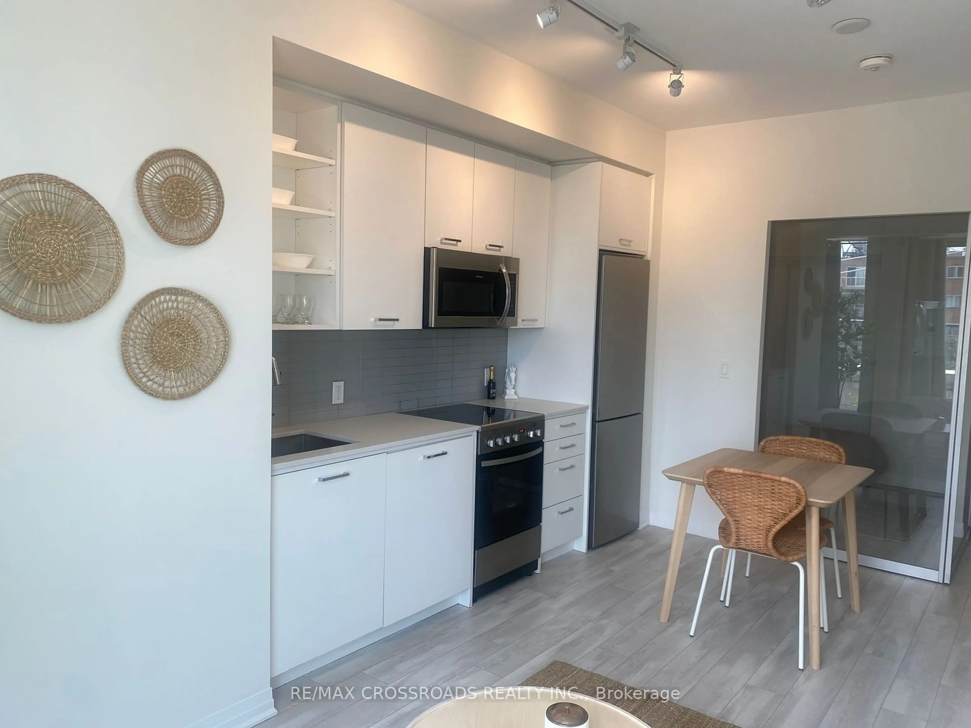 Standard kitchen for 1630 Queen St #414, Toronto Ontario M4L 1G3