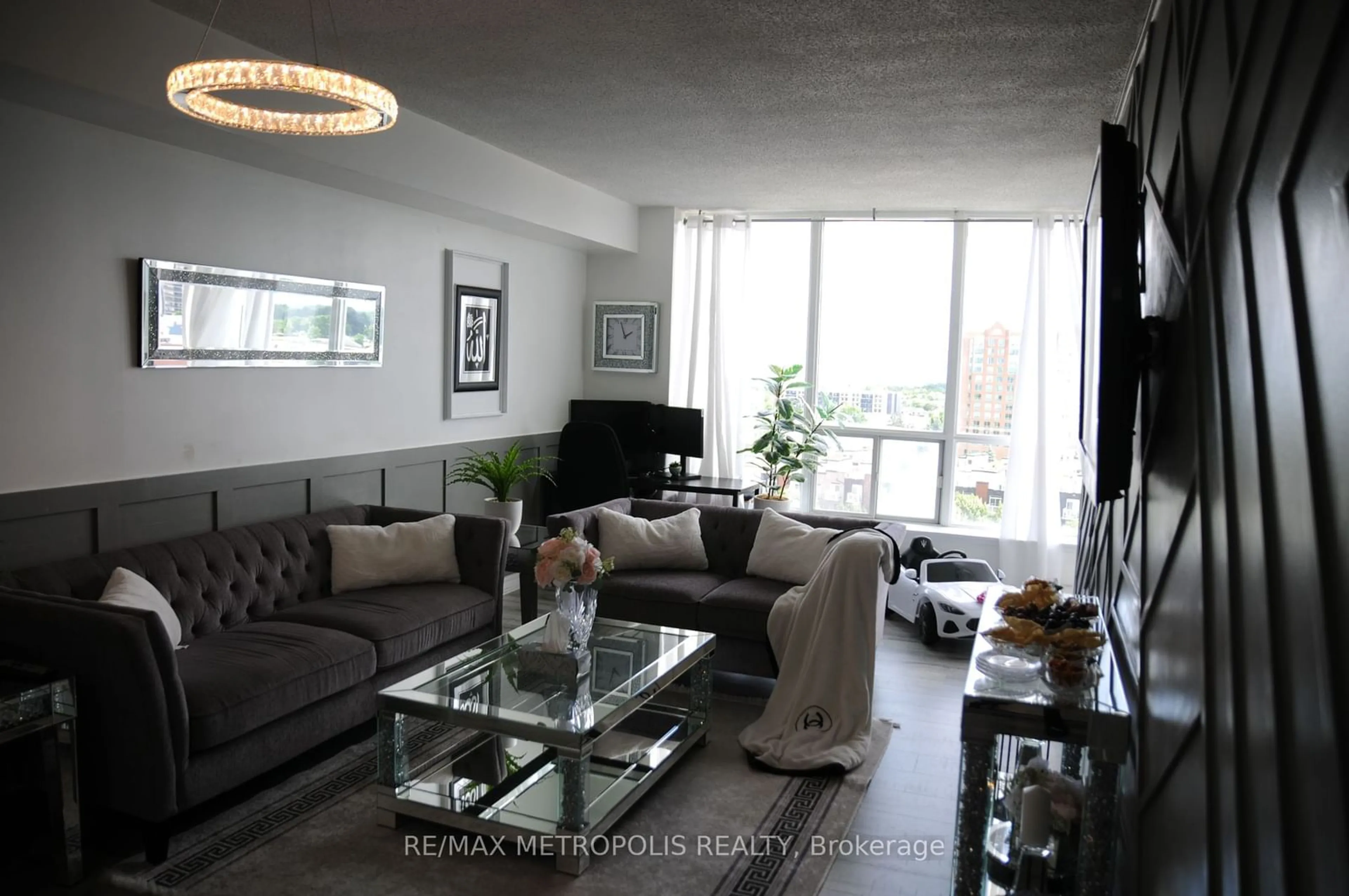 Living room for 410 Mclevin Ave #1011, Toronto Ontario M1B 5J5