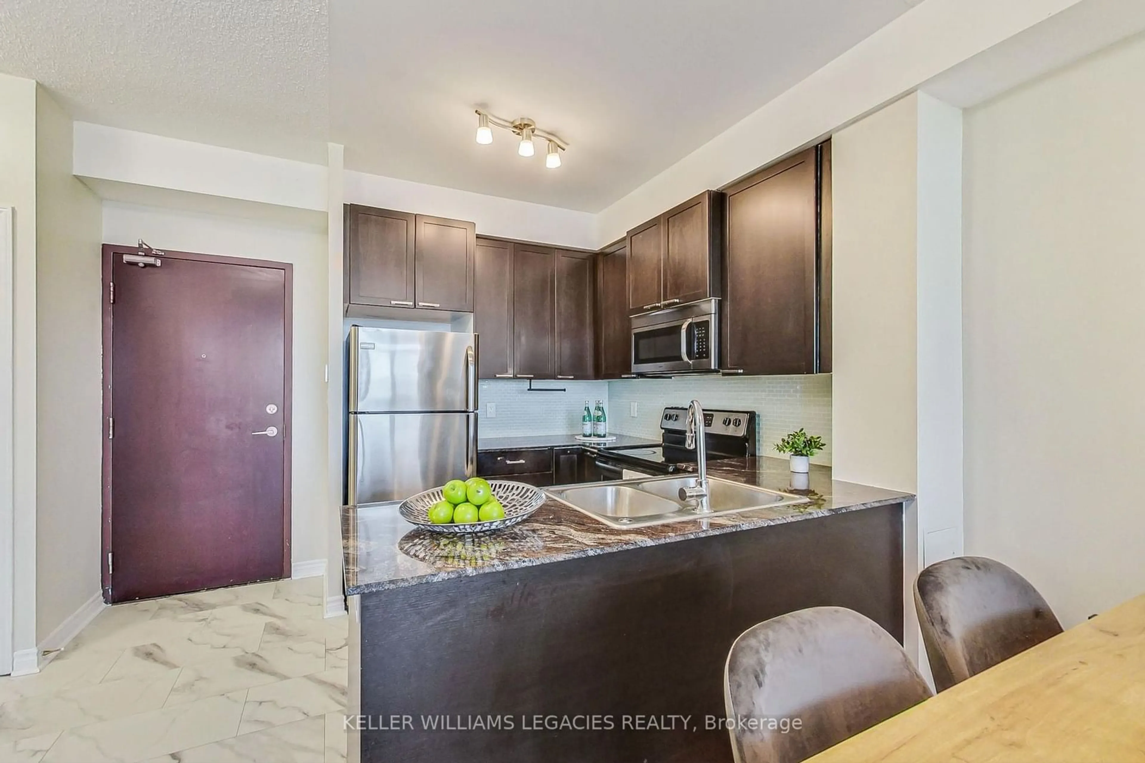 Standard kitchen for 1328 Birchmount Rd #909, Toronto Ontario M1R 0B6