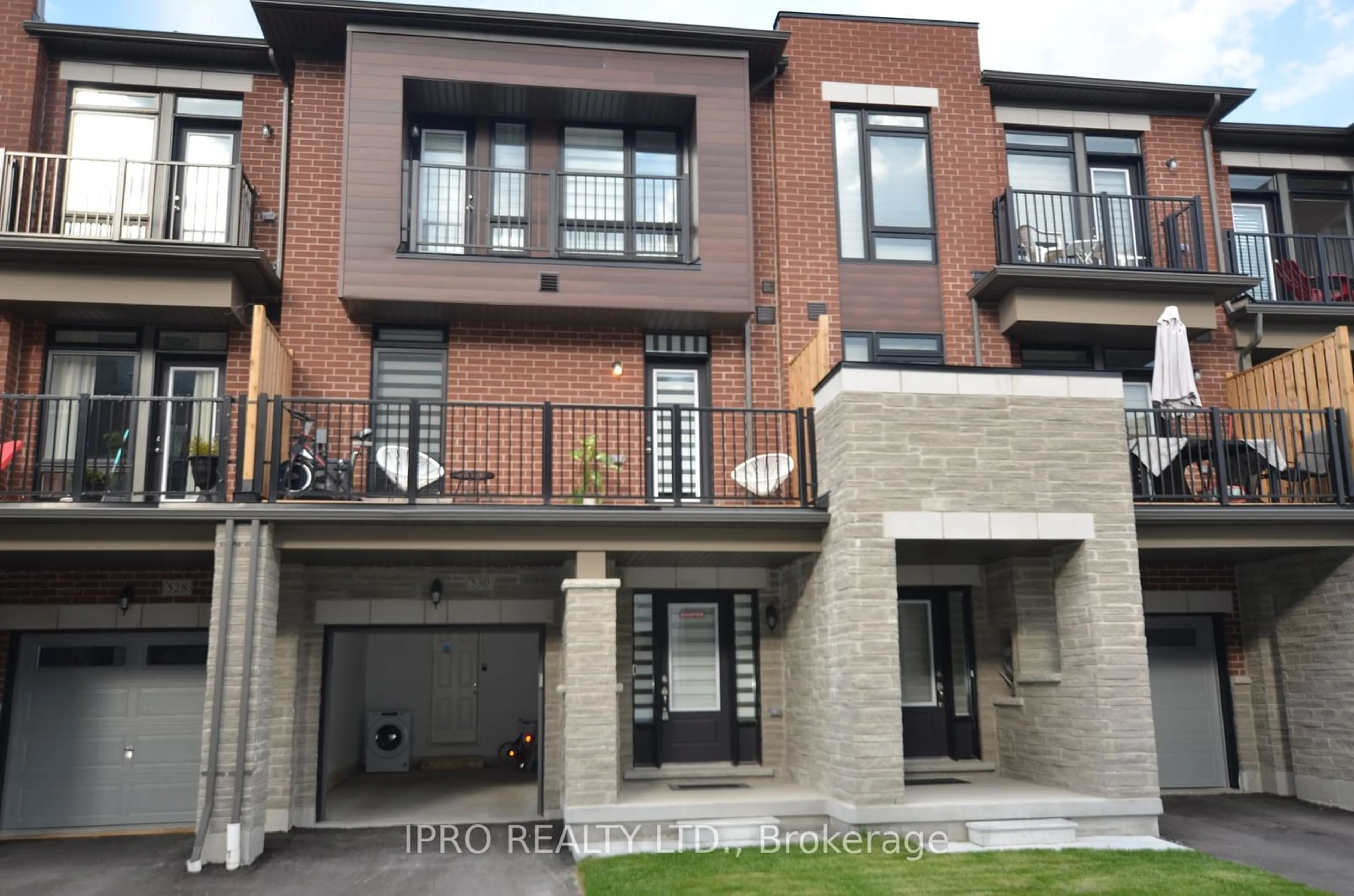 Home with brick exterior material for 530 DANKS RIDGE Dr, Ajax Ontario L1S 0H4