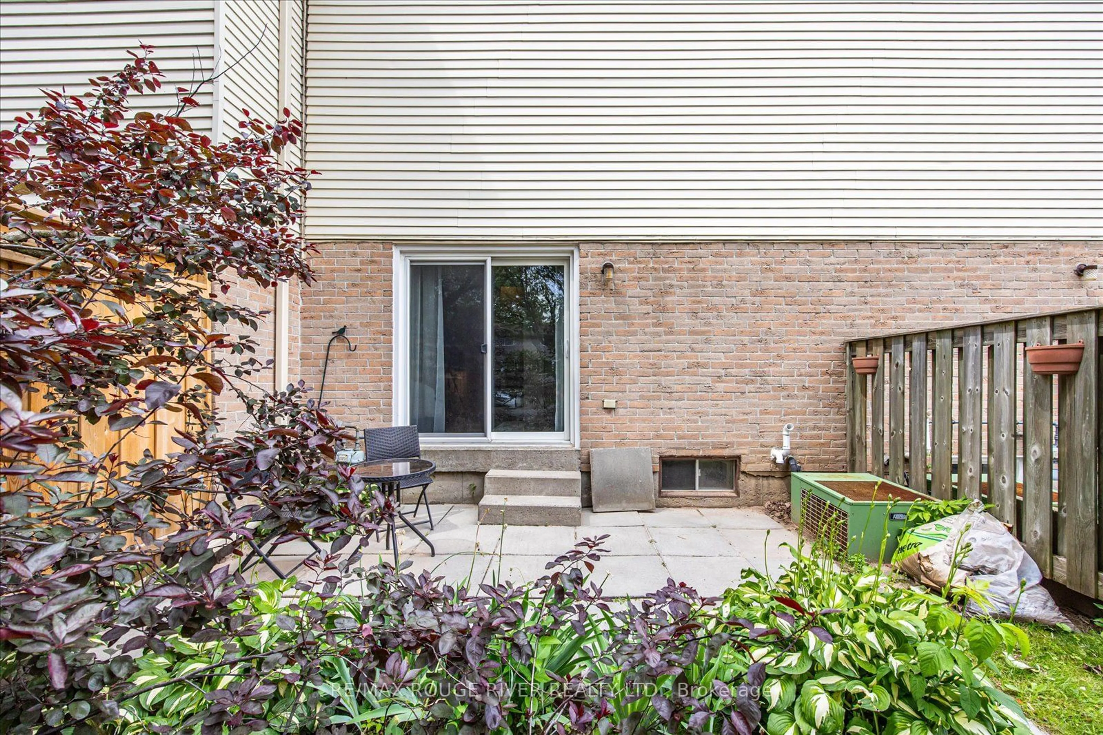 Patio for 1133 Ritson Rd #44, Oshawa Ontario L1G 7T3