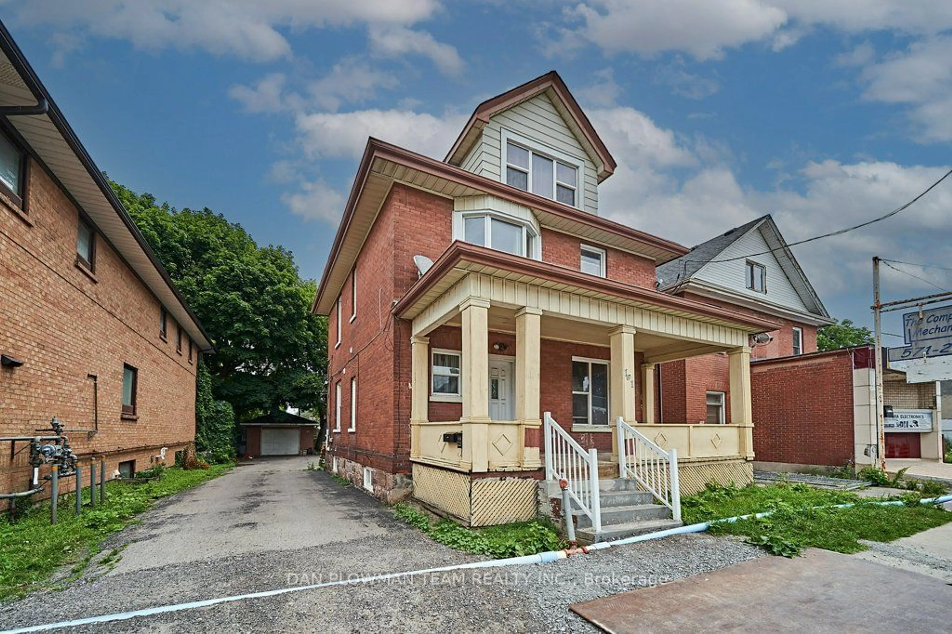 Home with brick exterior material for 191 Simcoe St, Oshawa Ontario L1H 4H2