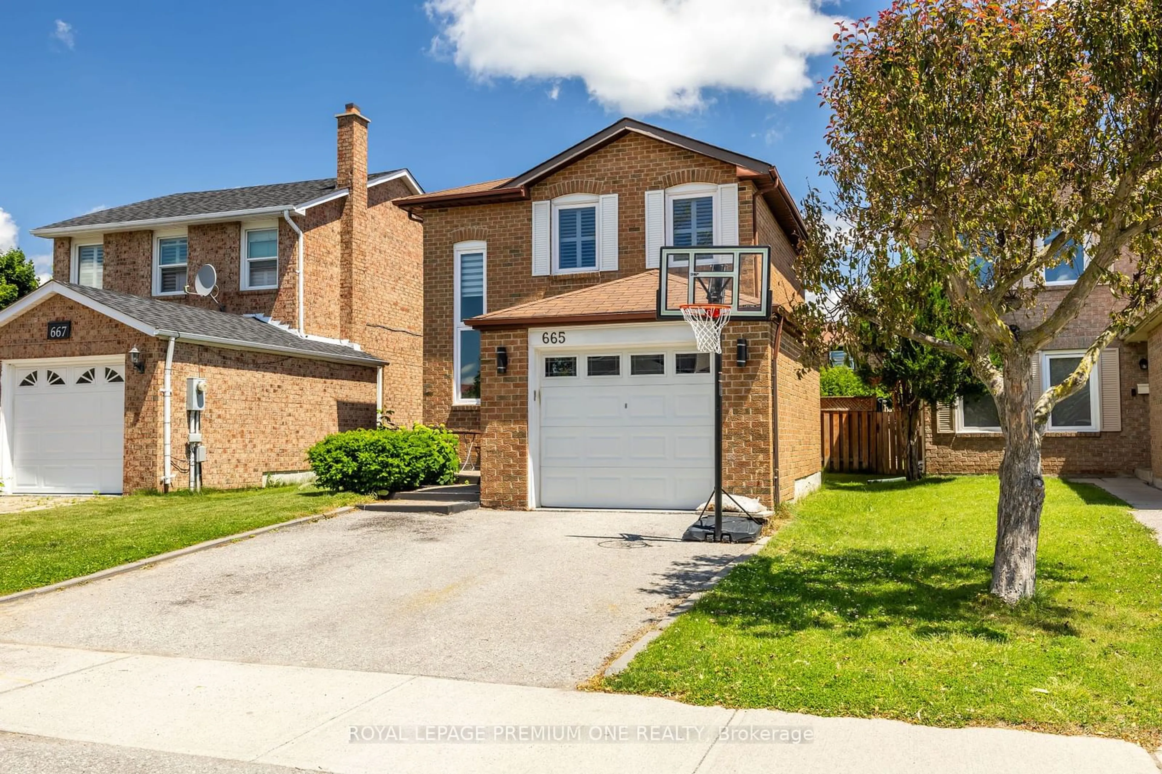 Frontside or backside of a home for 665 Foxwood Tr, Pickering Ontario L1V 3X9