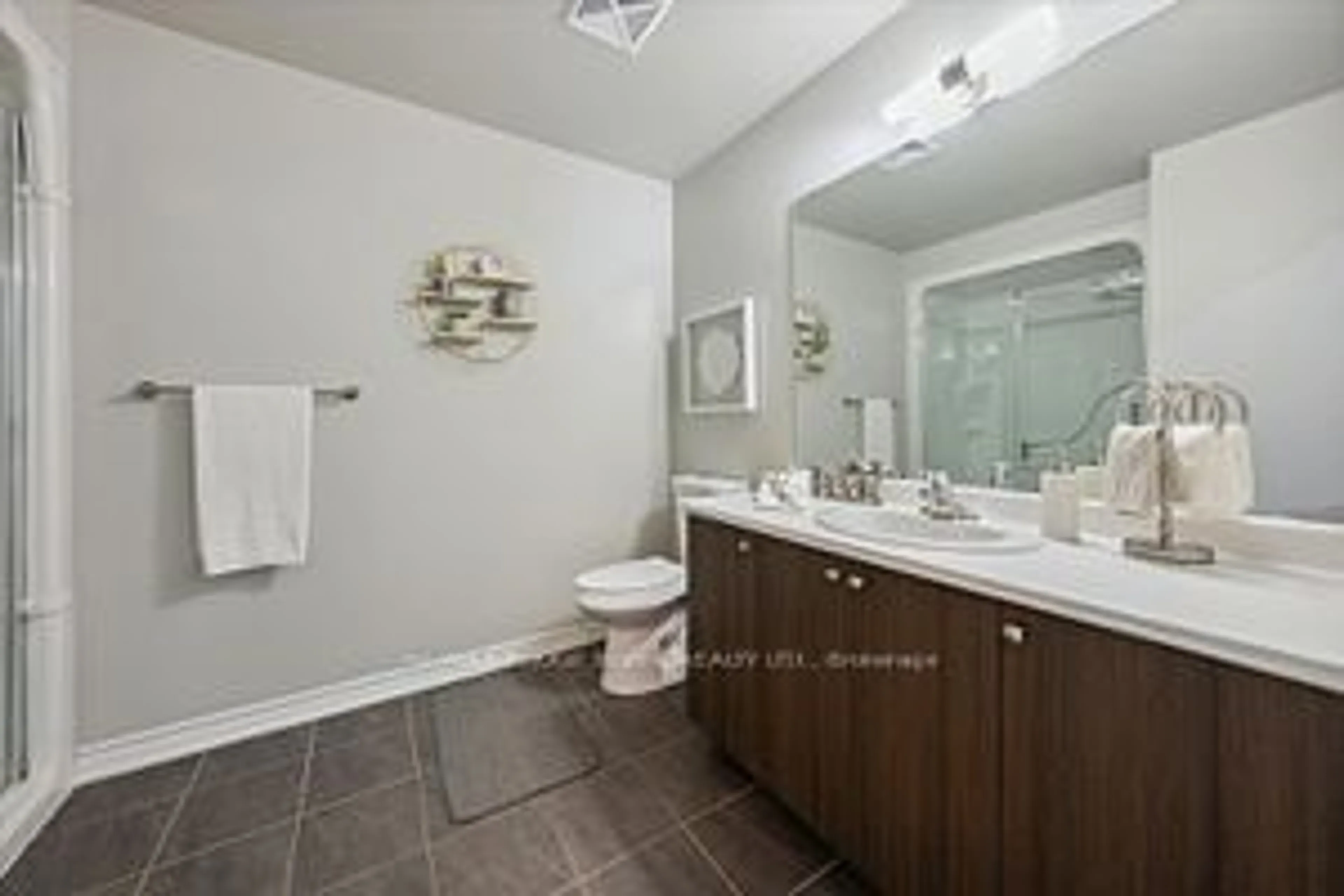 Bathroom for 680 Gordon St #301, Whitby Ontario L1N 0L2