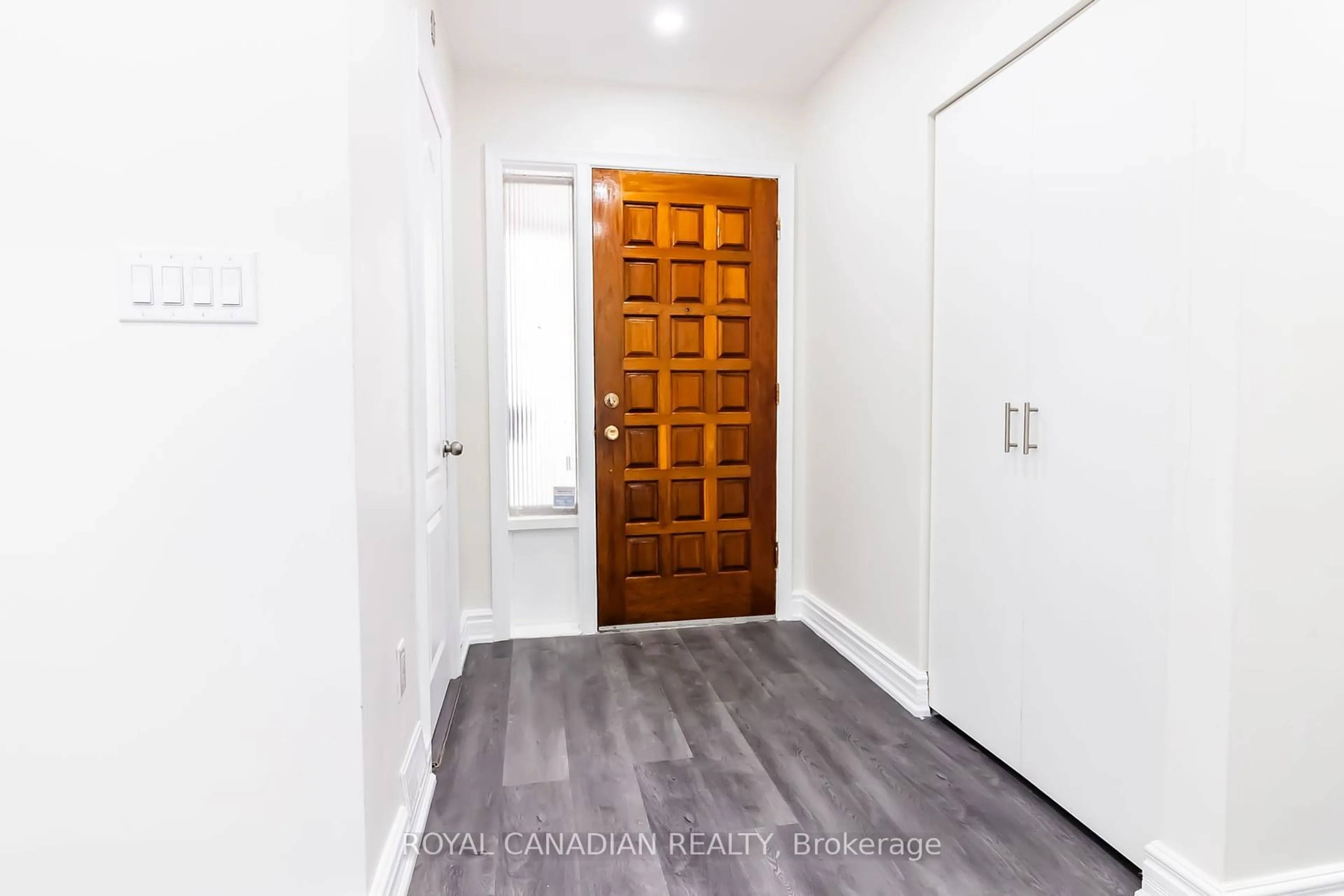 Indoor entryway for 20 Kitson Dr, Toronto Ontario M1M 3C8