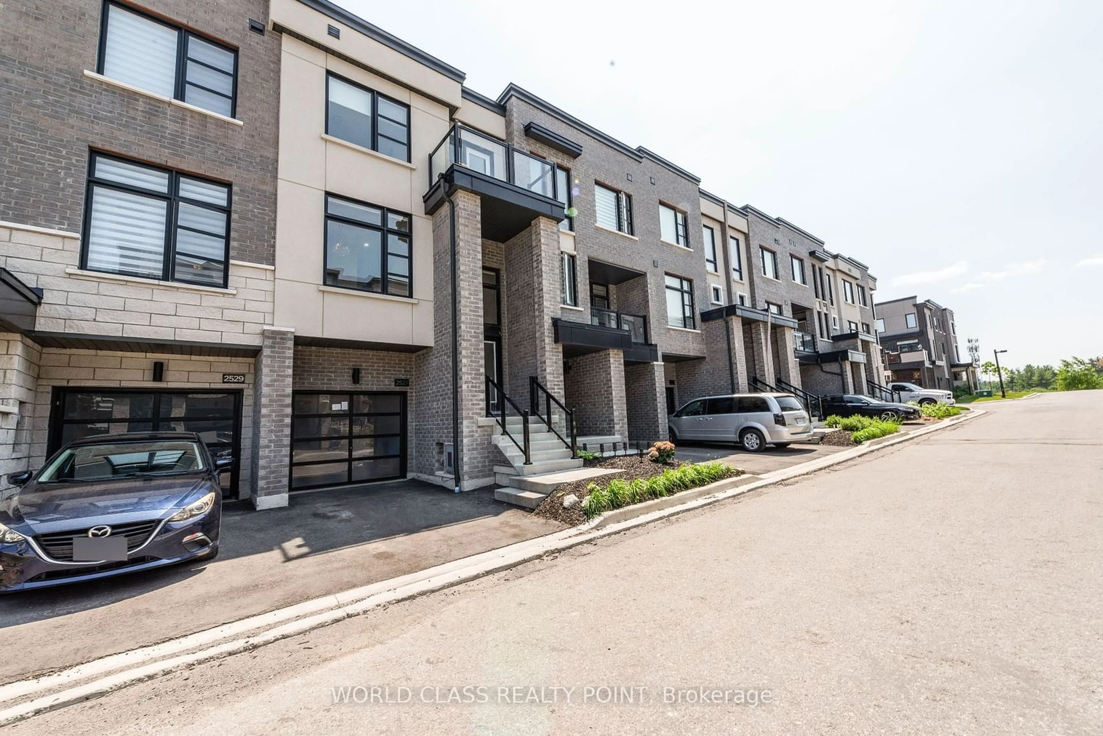 A pic from exterior of the house or condo for 2527 Castlegate Crossing, Pickering Ontario L1X 0H8