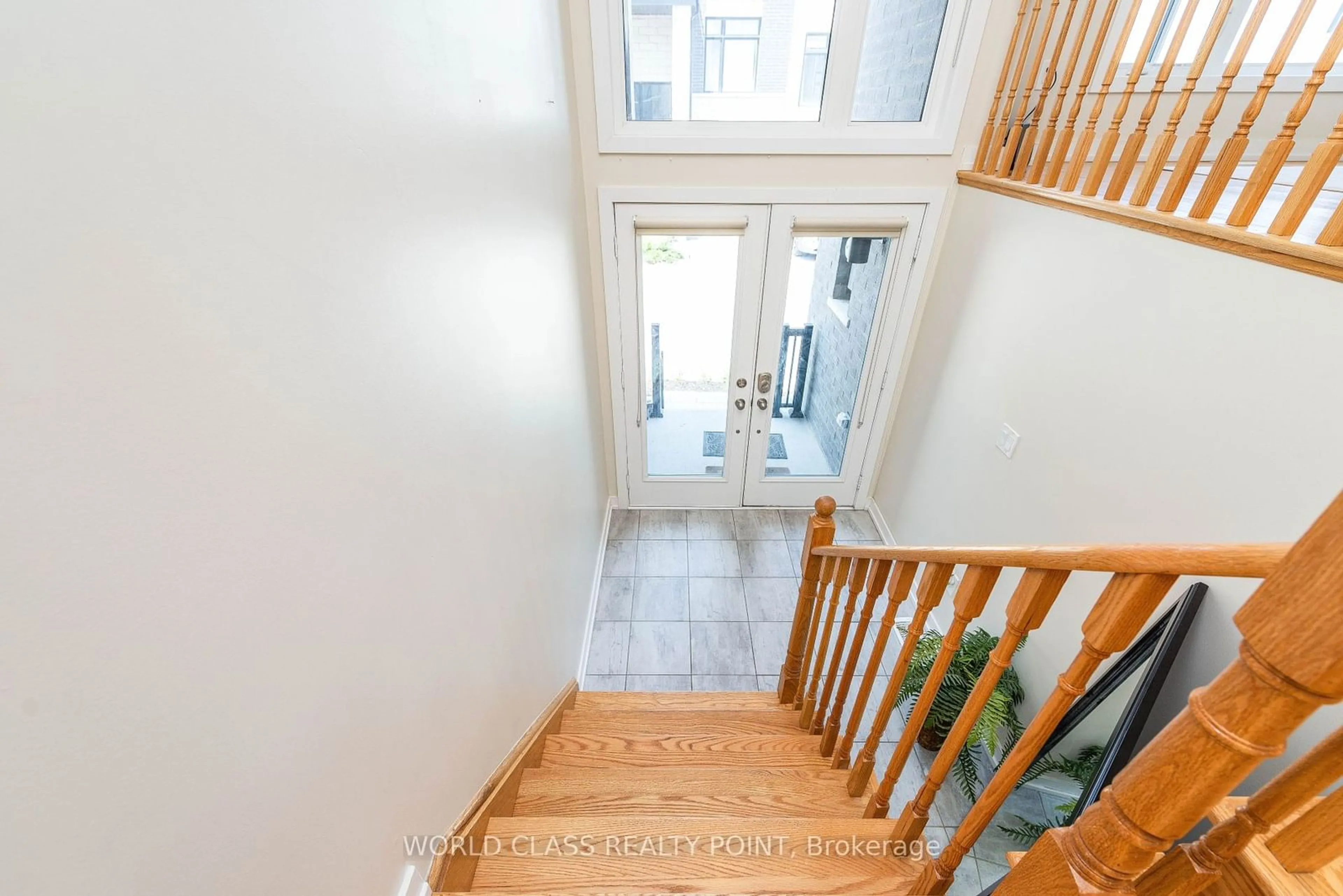 Indoor entryway for 2527 Castlegate Crossing, Pickering Ontario L1X 0H8