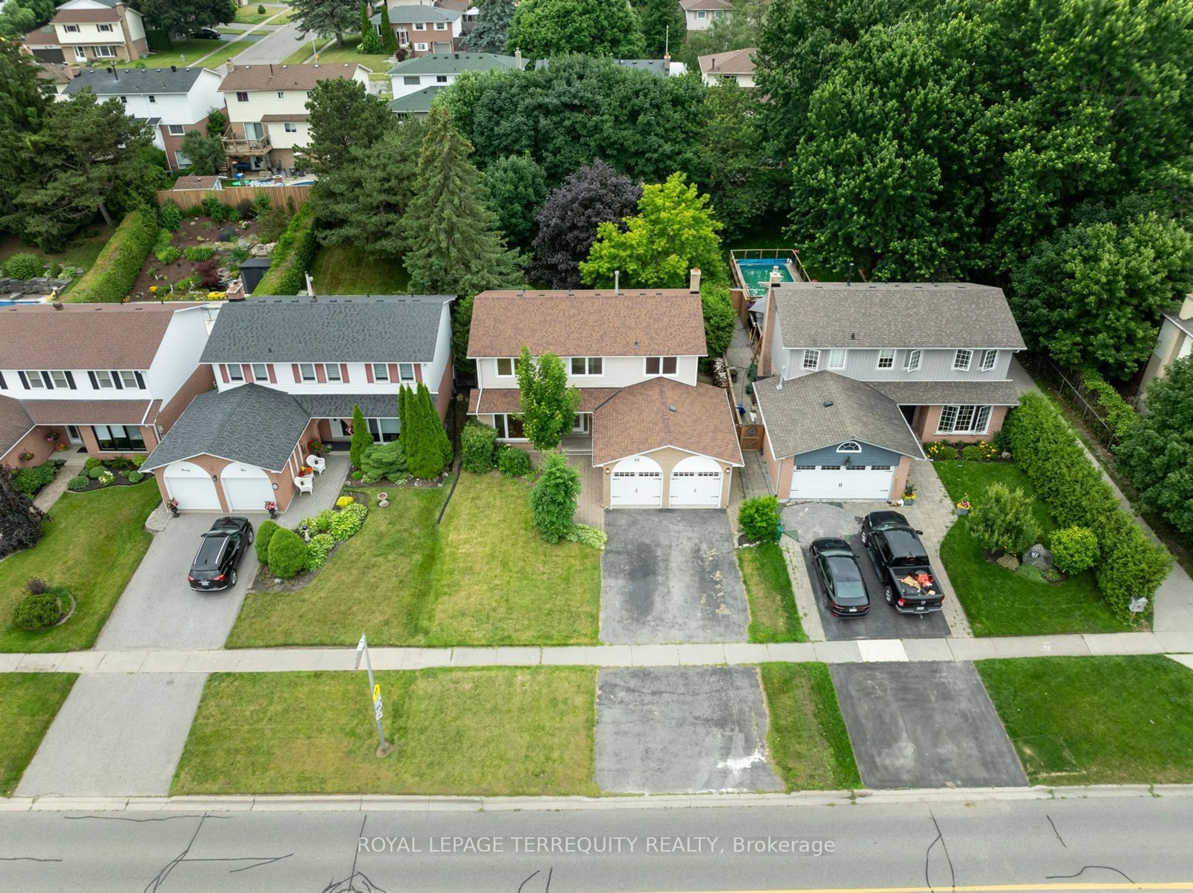 Frontside or backside of a home for 93 Waverley Rd, Clarington Ontario L1C 1L2