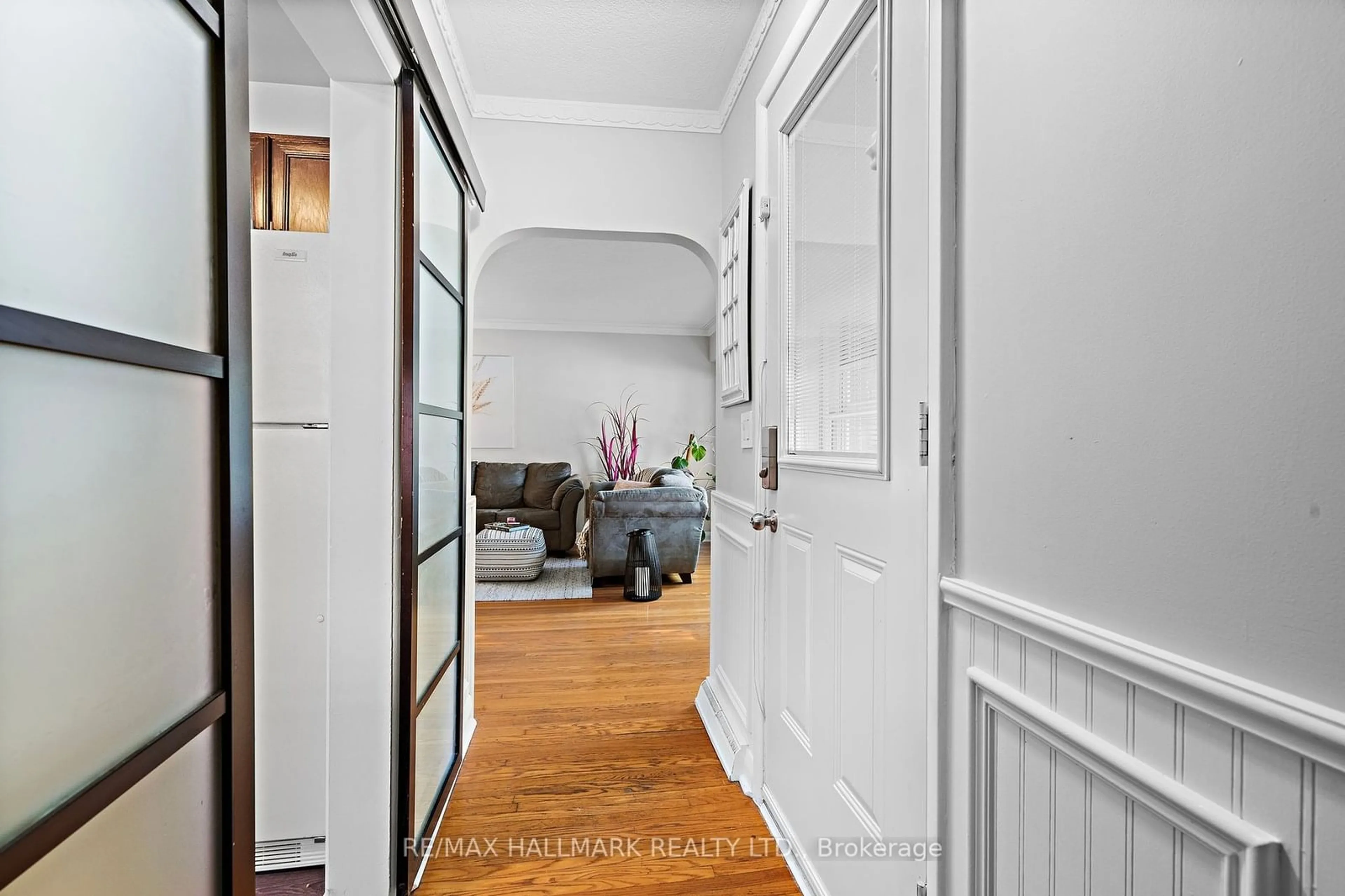 Indoor entryway for 439 Madison Ave, Oshawa Ontario L1J 2P7