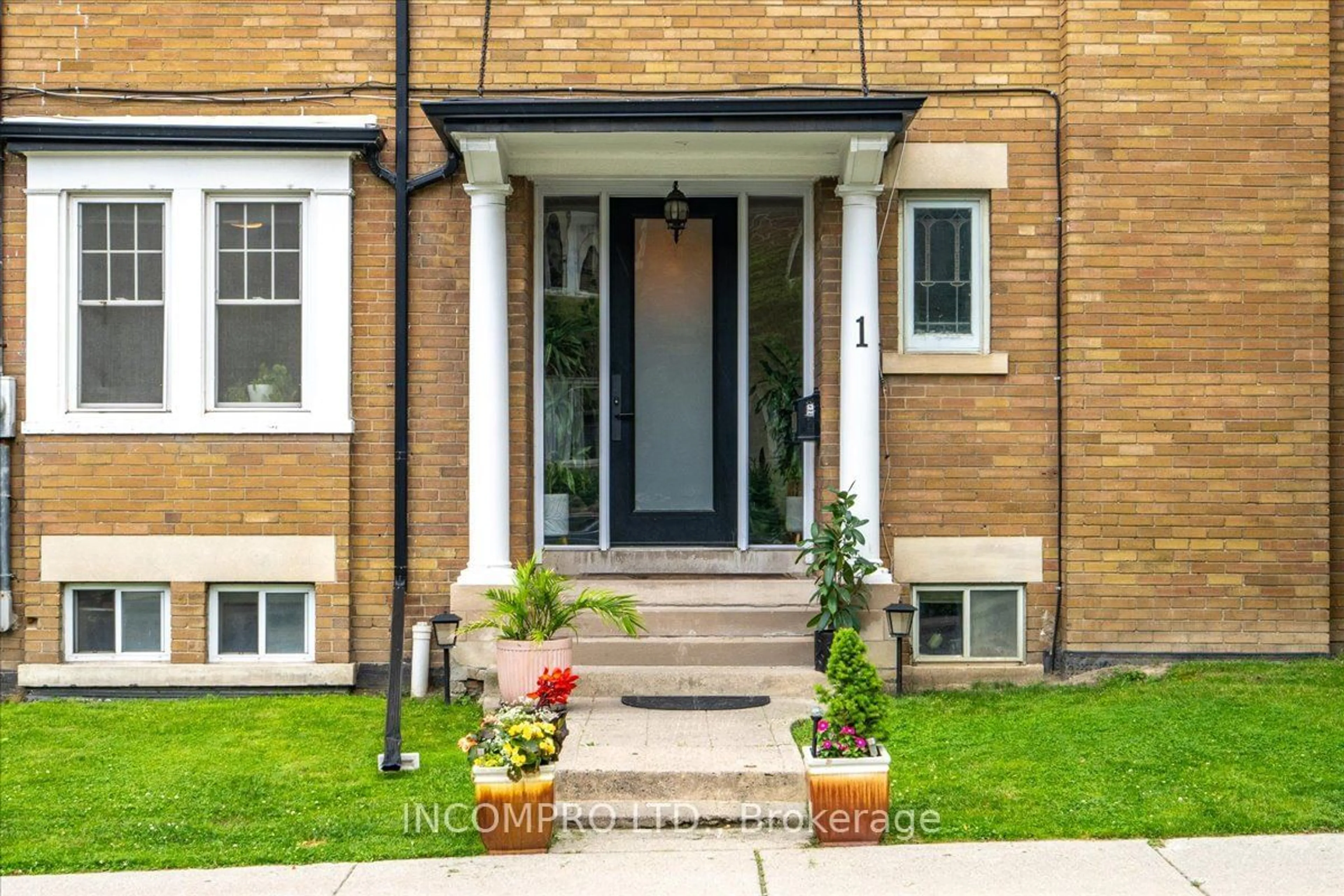 Indoor entryway for 559 Broadview Ave, Toronto Ontario M4K 2N7