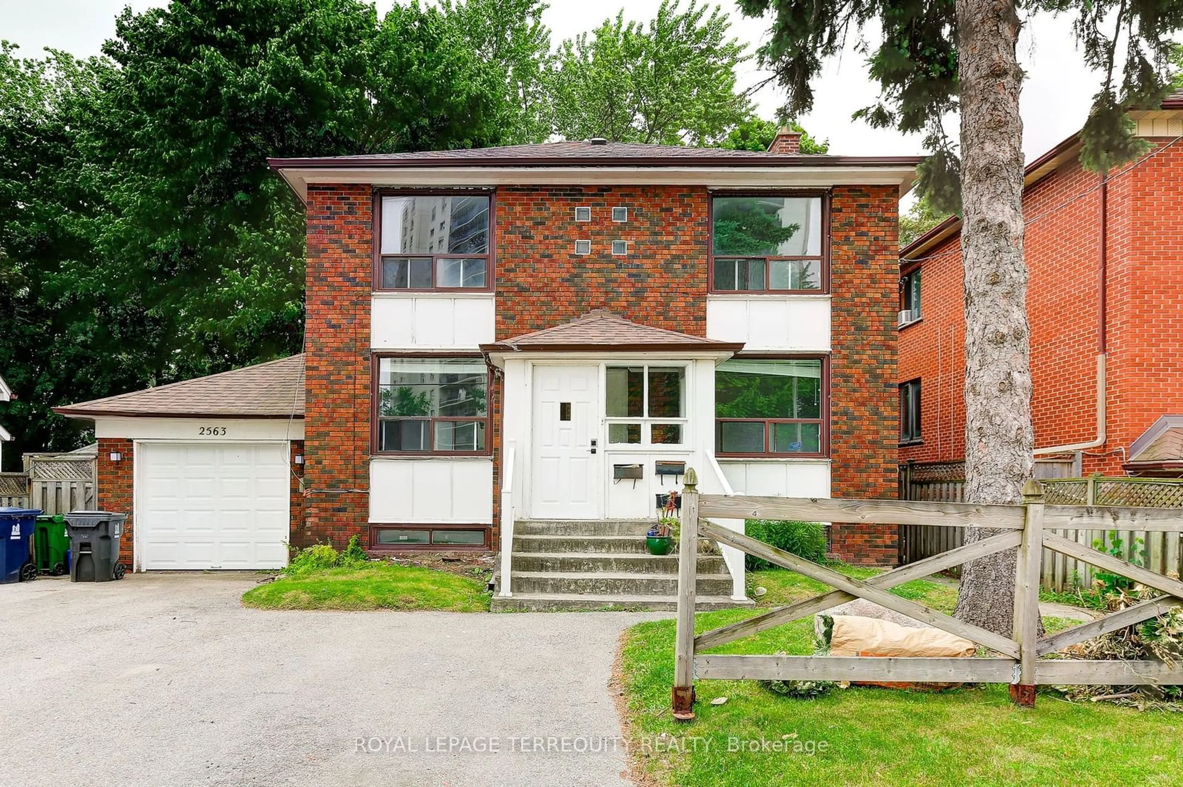 Home with brick exterior material for 2563 Kingston Rd, Toronto Ontario M1M 1M1