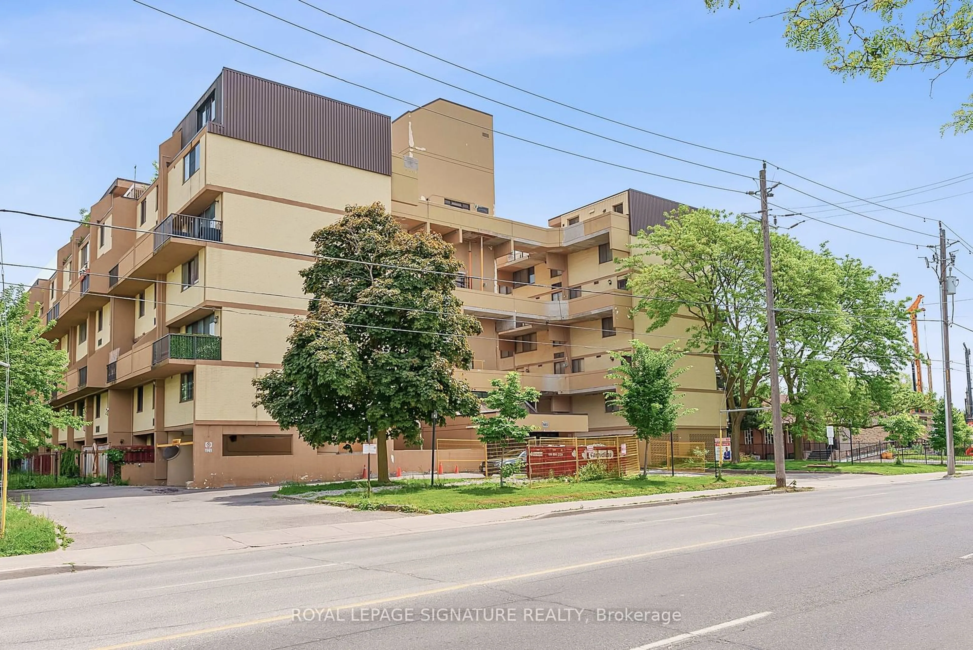 A pic from exterior of the house or condo for 665 Kennedy Rd #535, Toronto Ontario M1K 5E2