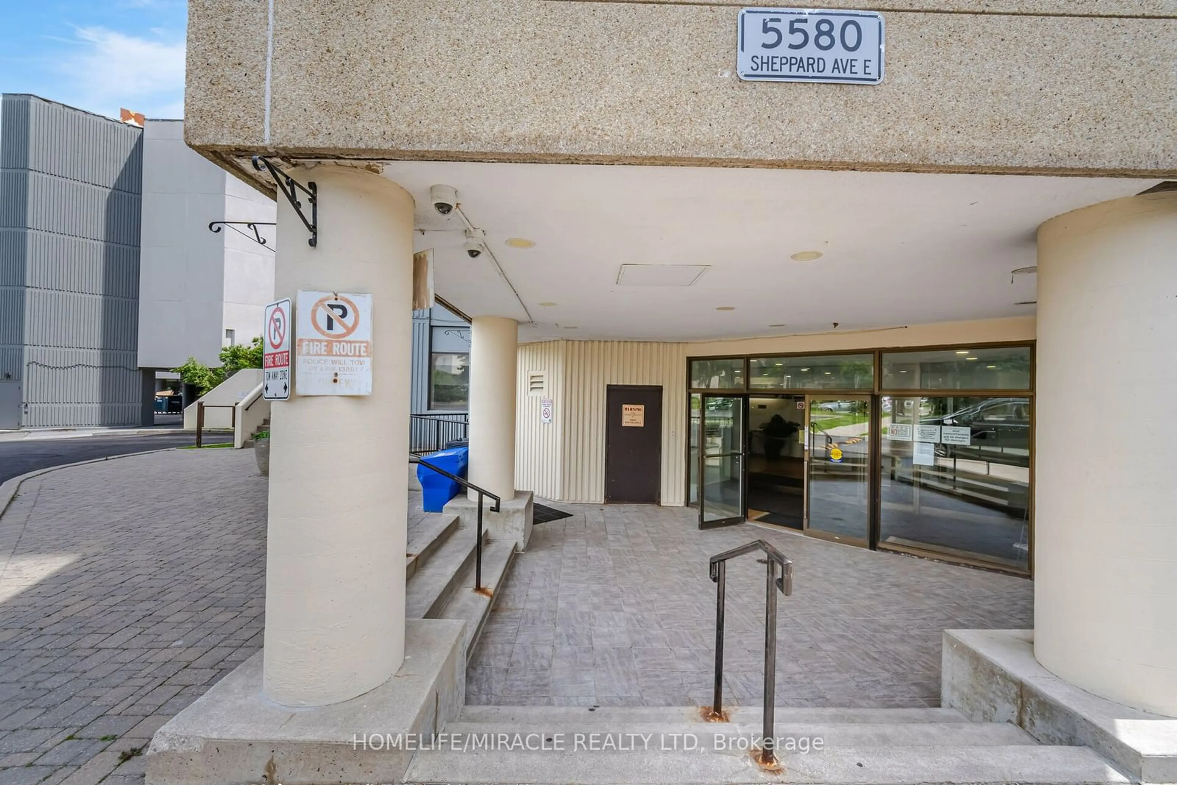 Indoor foyer for 5580 Sheppard Ave #305, Toronto Ontario M1B 2L3