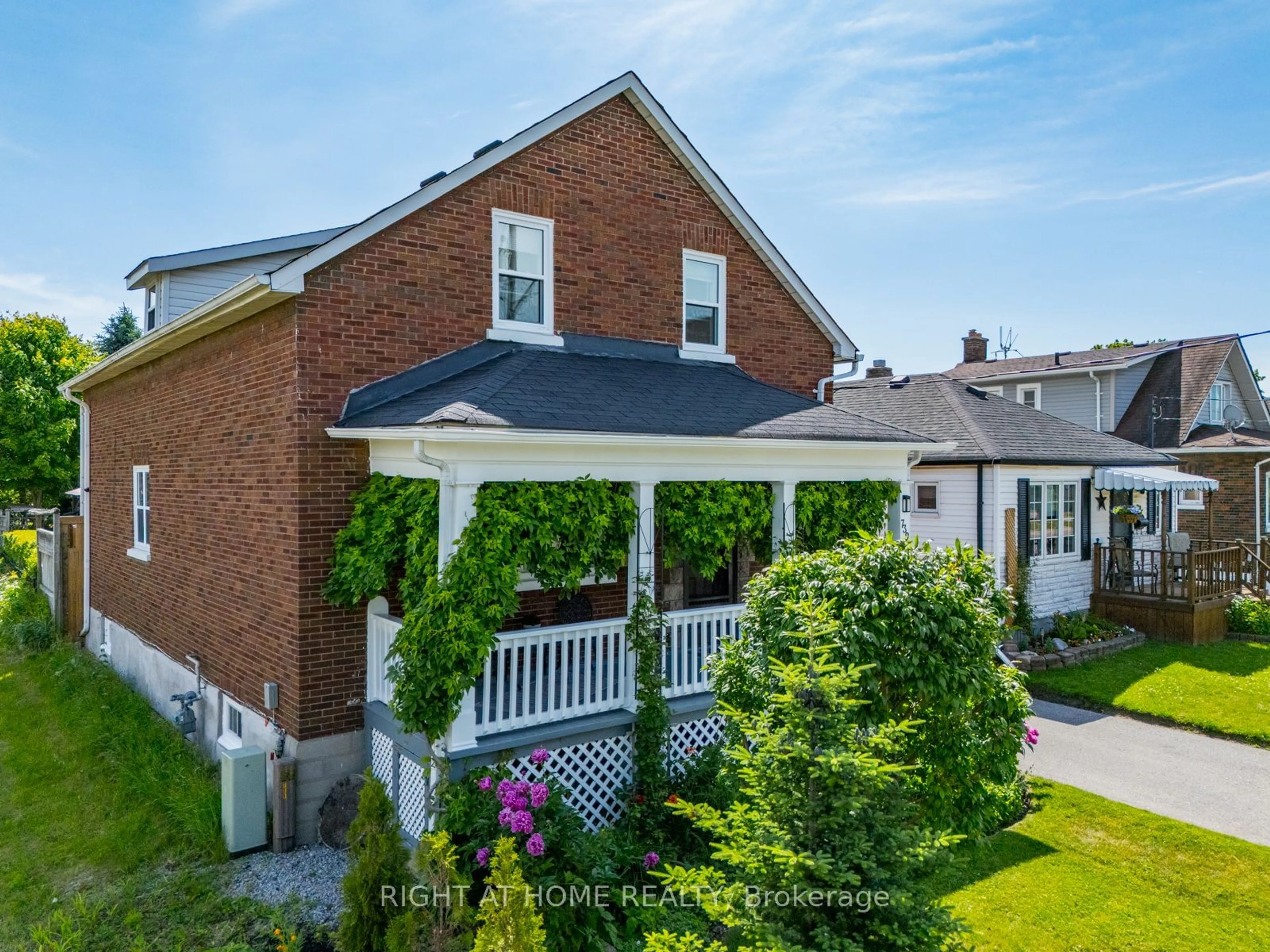 Home with brick exterior material for 739 Albert St, Oshawa Ontario L1H 4T7