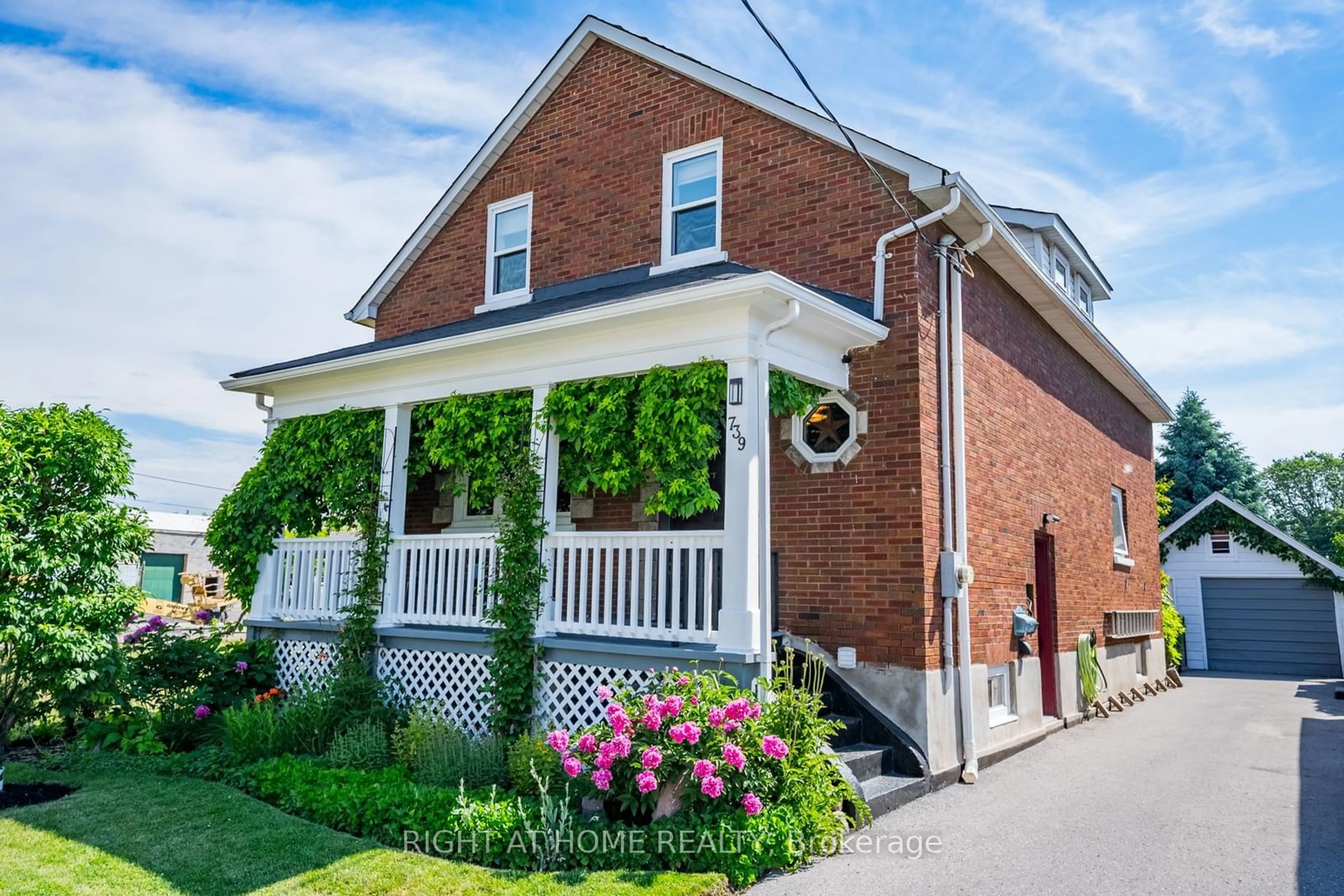 Home with brick exterior material for 739 Albert St, Oshawa Ontario L1H 4T7