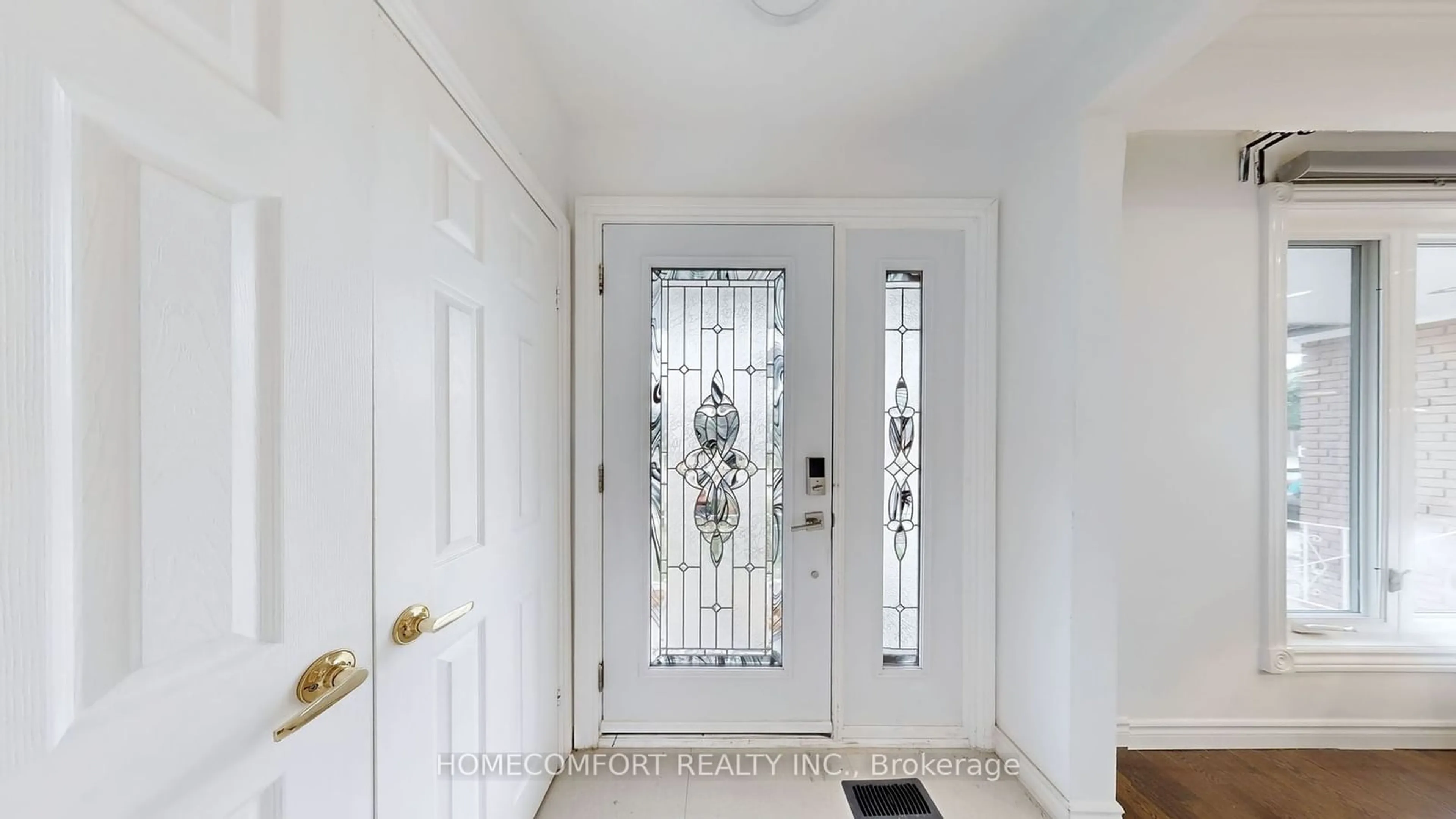 Indoor entryway for 208 Cass Ave, Toronto Ontario M1T 2C2