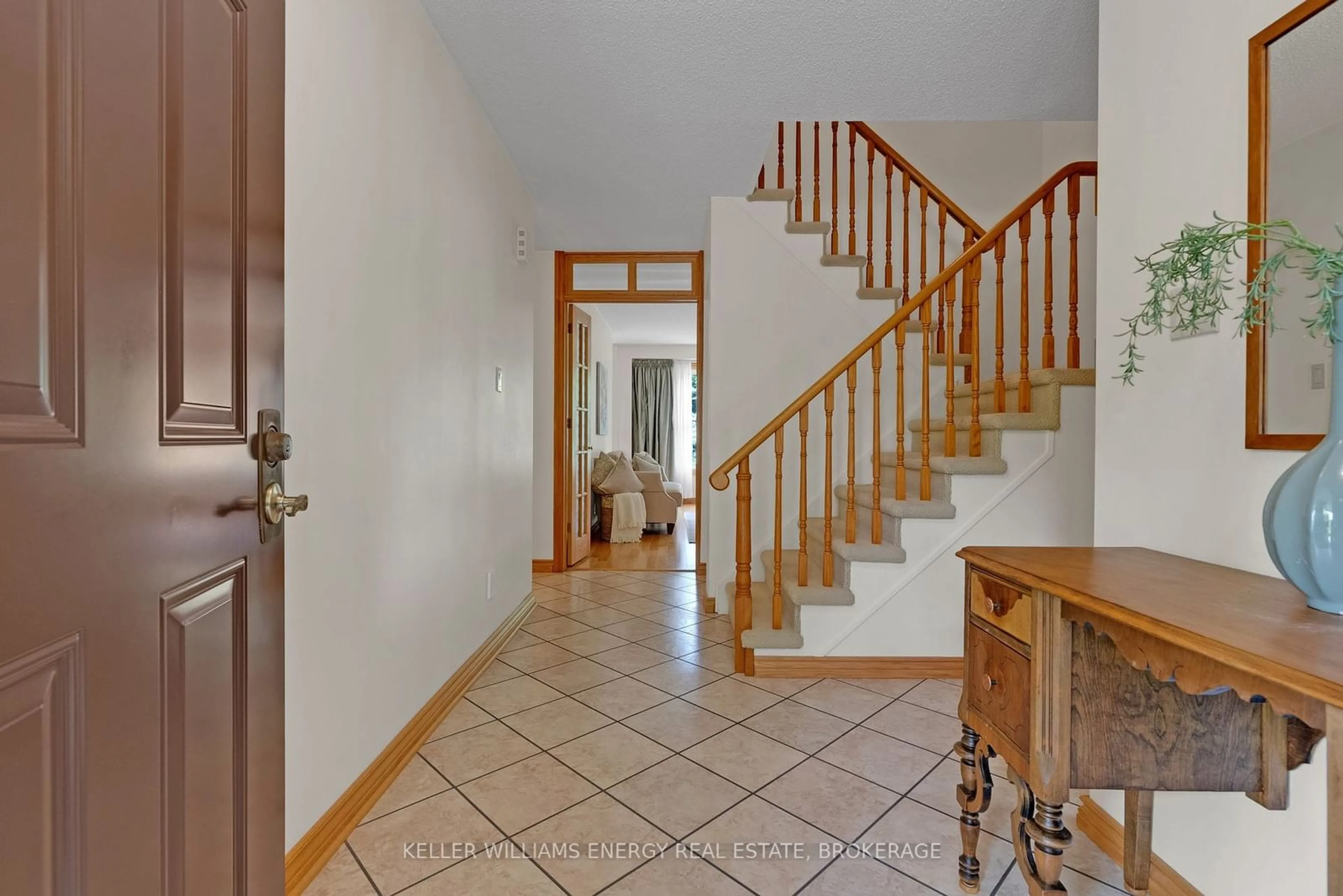 Indoor foyer for 412 Aztec Dr, Oshawa Ontario L1J 7T3