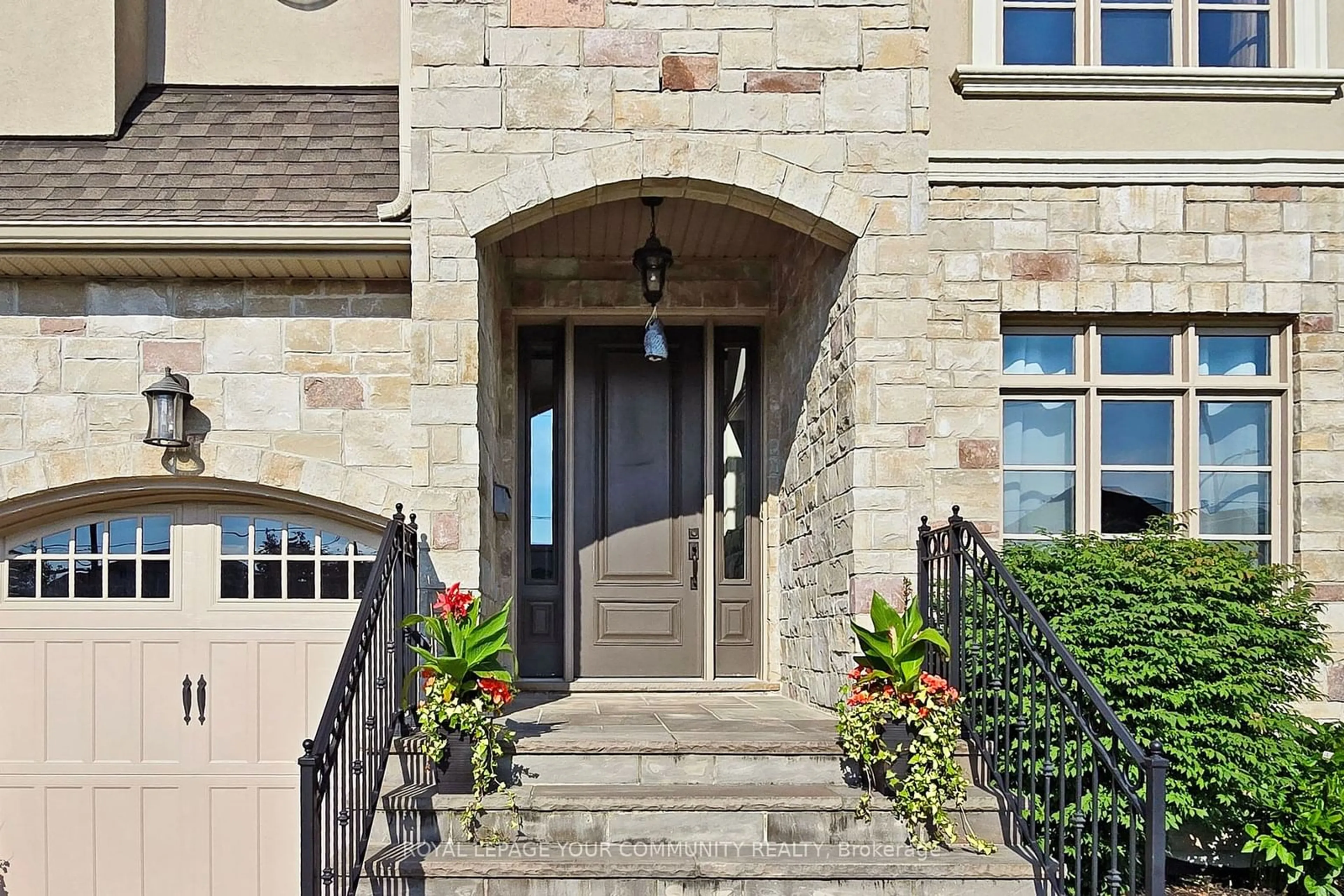 Indoor entryway for 1810 Woodview Ave, Pickering Ontario L1V 1L4