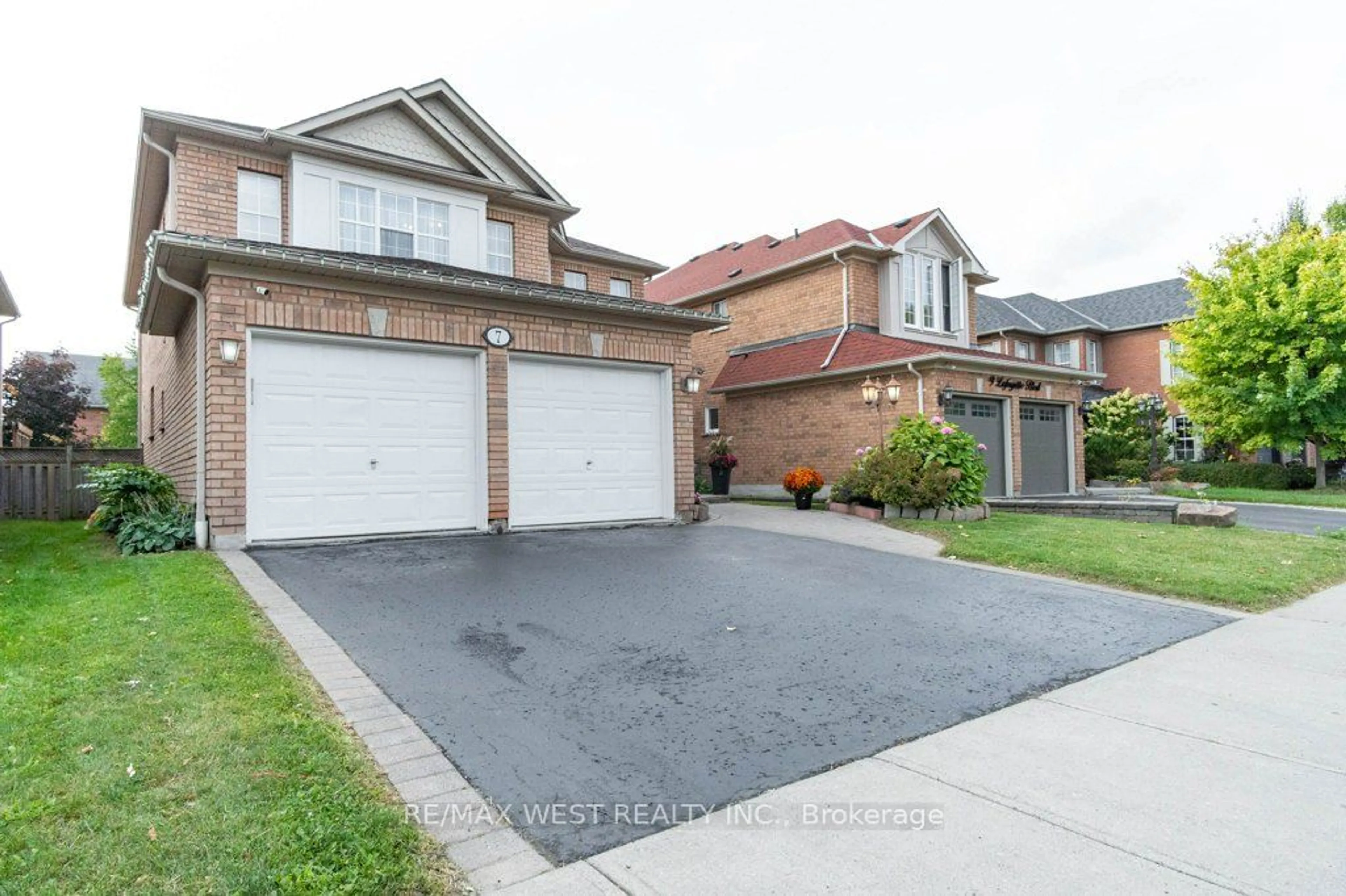 Frontside or backside of a home for 7 Lafayette Blvd, Whitby Ontario L1P 1T1