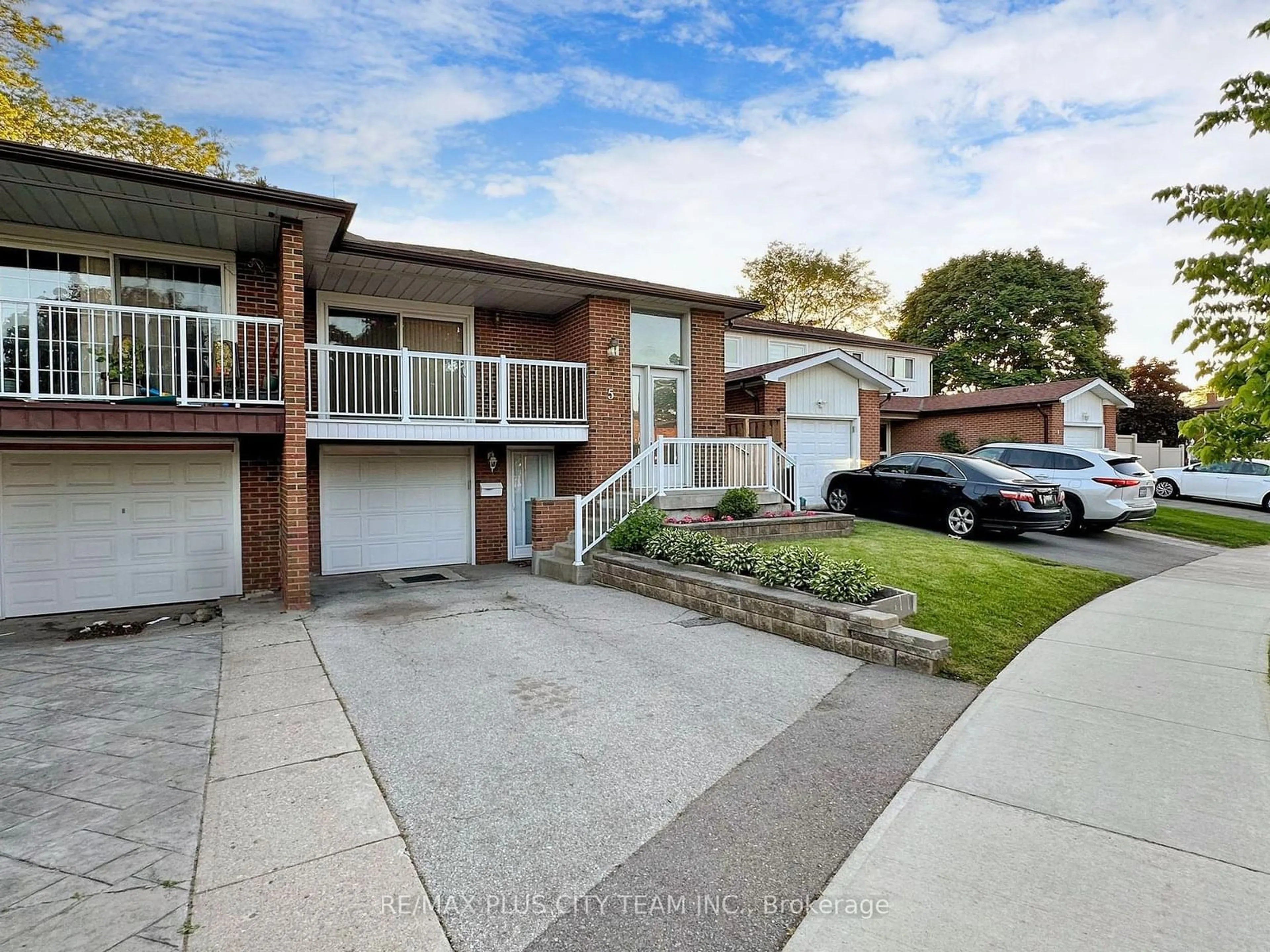 Frontside or backside of a home for 5 Snowhill Cres, Toronto Ontario M1S 3T4