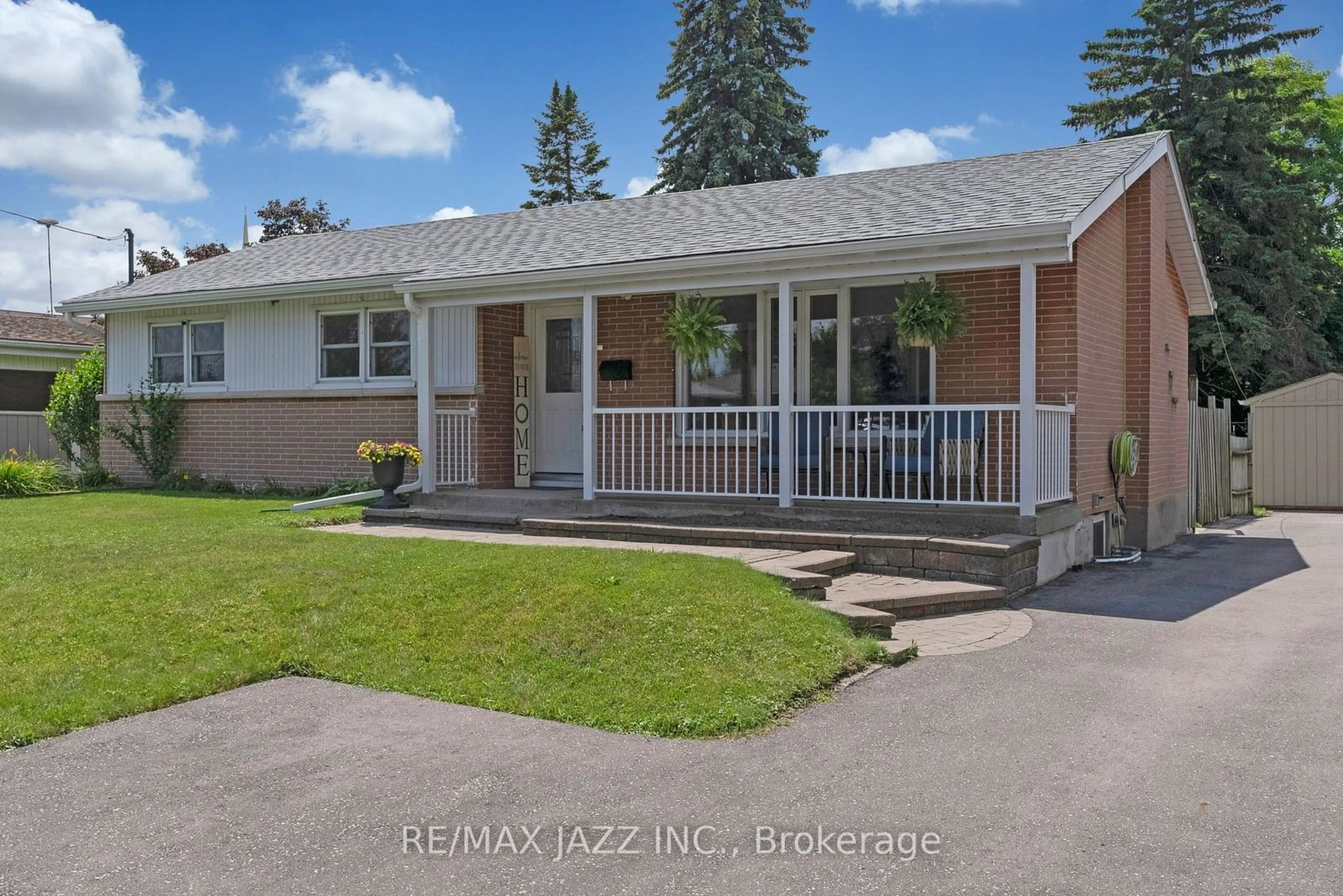 Frontside or backside of a home for 4 Parkway Cres, Clarington Ontario L1C 1B9