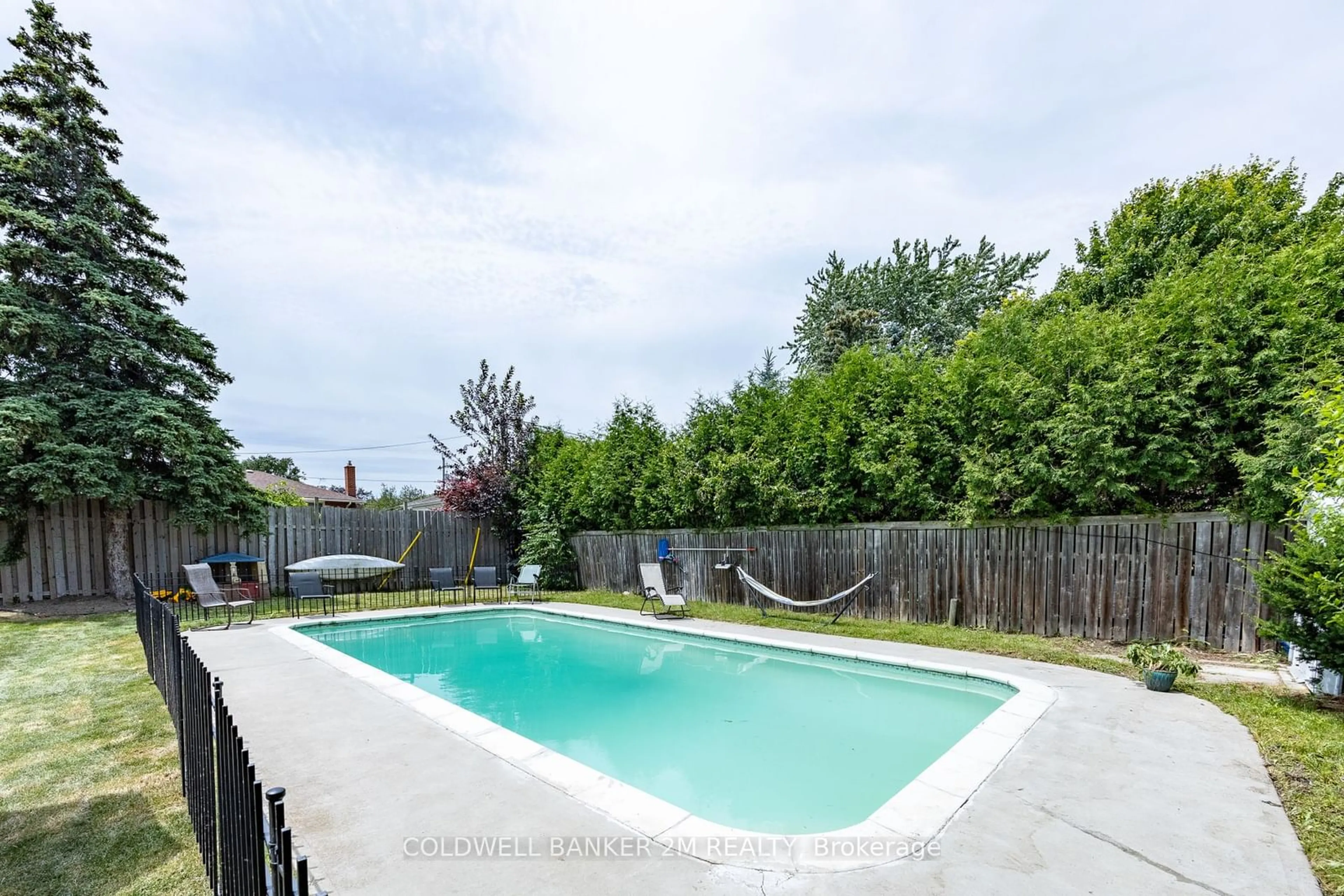 Indoor or outdoor pool for 350 Annapolis Ave, Oshawa Ontario L1J 2Y2
