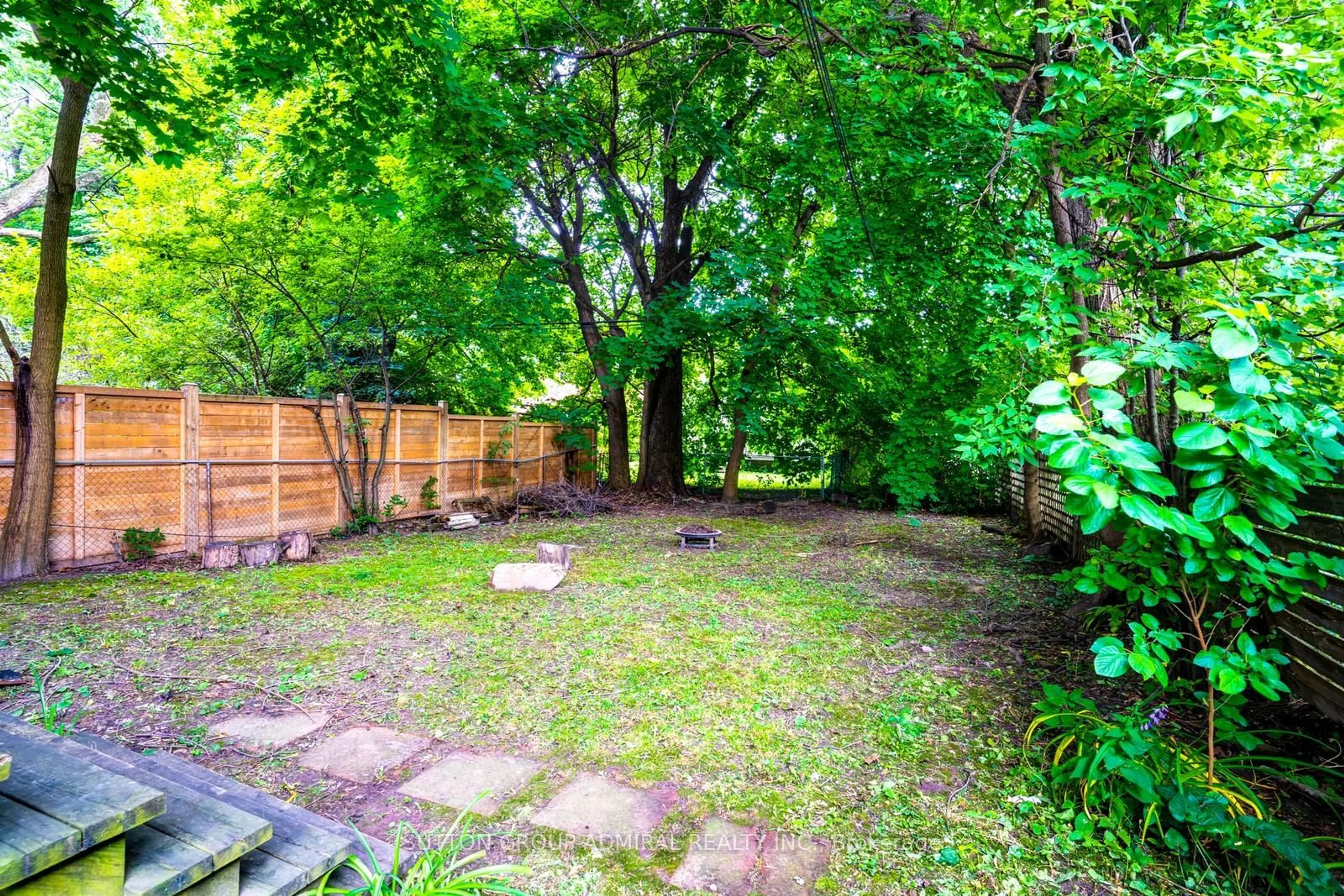 Fenced yard for 138 Gradwell Dr, Toronto Ontario M1M 2N2