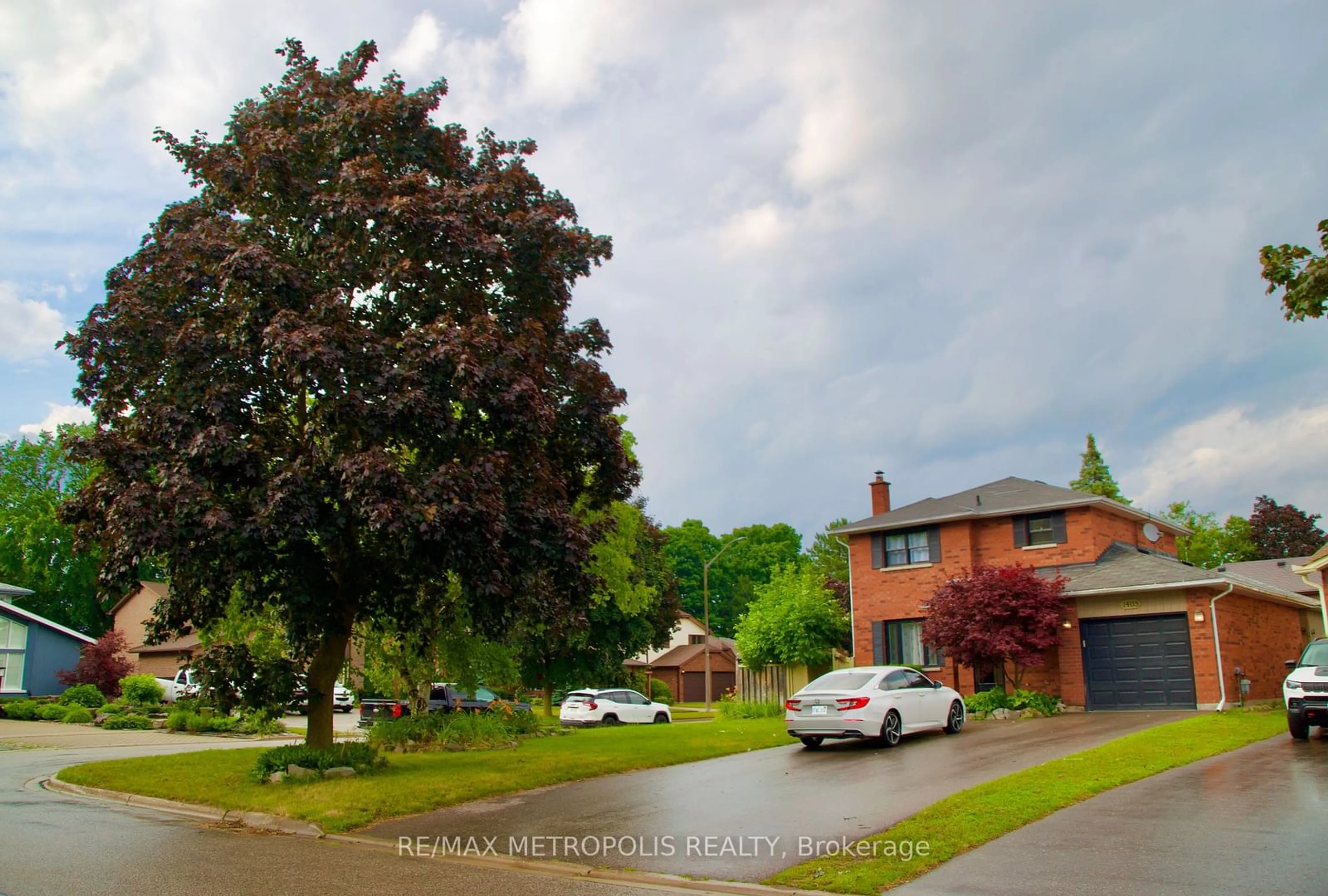 Street view for 1405 Manitou Dr, Oshawa Ontario L1G 7R2