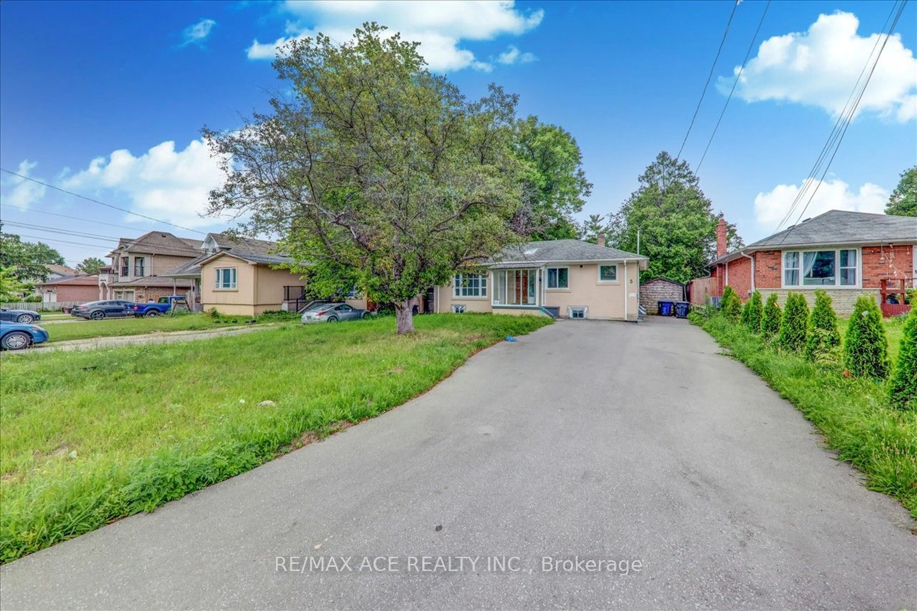 Frontside or backside of a home for 5 Willowlea Dr, Toronto Ontario M1C 1J4