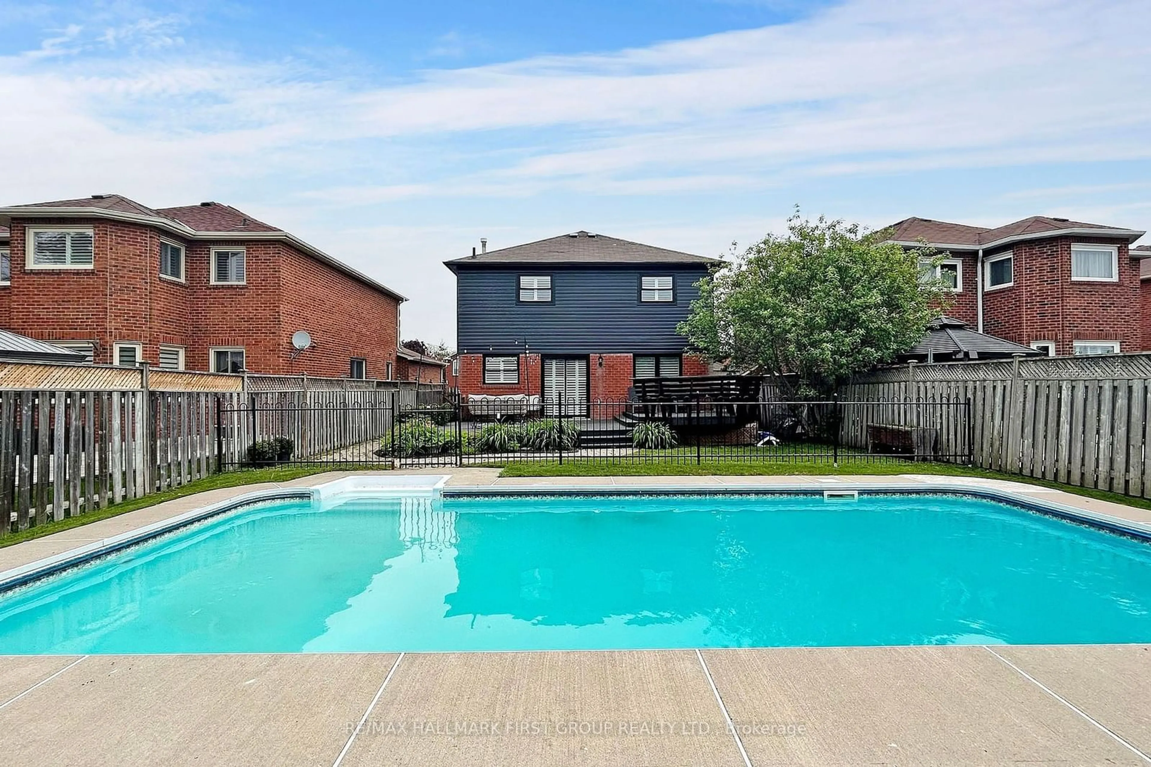 Indoor or outdoor pool for 36 Fencerow Dr, Whitby Ontario L1R 1Y4