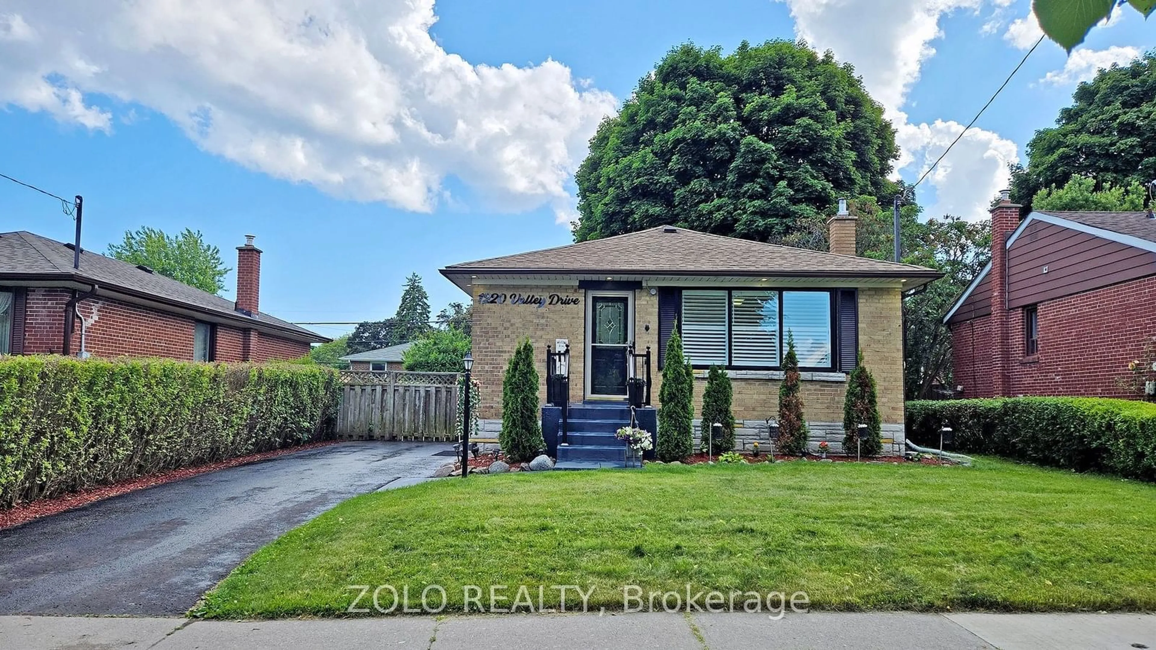 Frontside or backside of a home for 1220 Valley Dr, Oshawa Ontario L1J 3M7